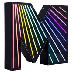 Lampen mit grafischem Buchstaben „M“