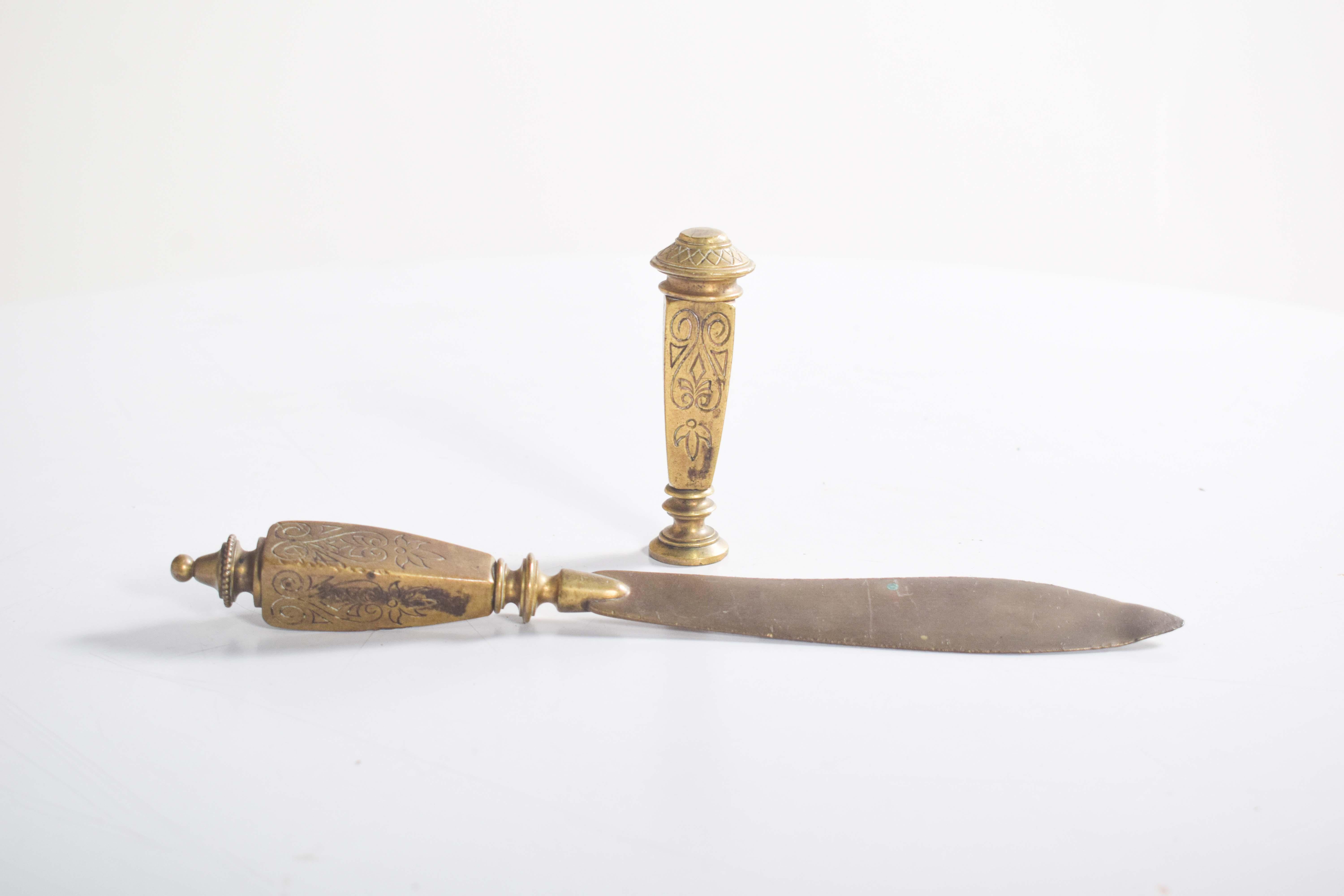 Ein raffiniertes Set aus Brieföffner und Siegel, gefertigt aus gelbem Metall. Beide Stücke sind wunderschön mit zarten Pflanzenmotiven graviert, die einen Hauch von von der Natur inspirierter Eleganz vermitteln. Die aufwändigen Designs dieser