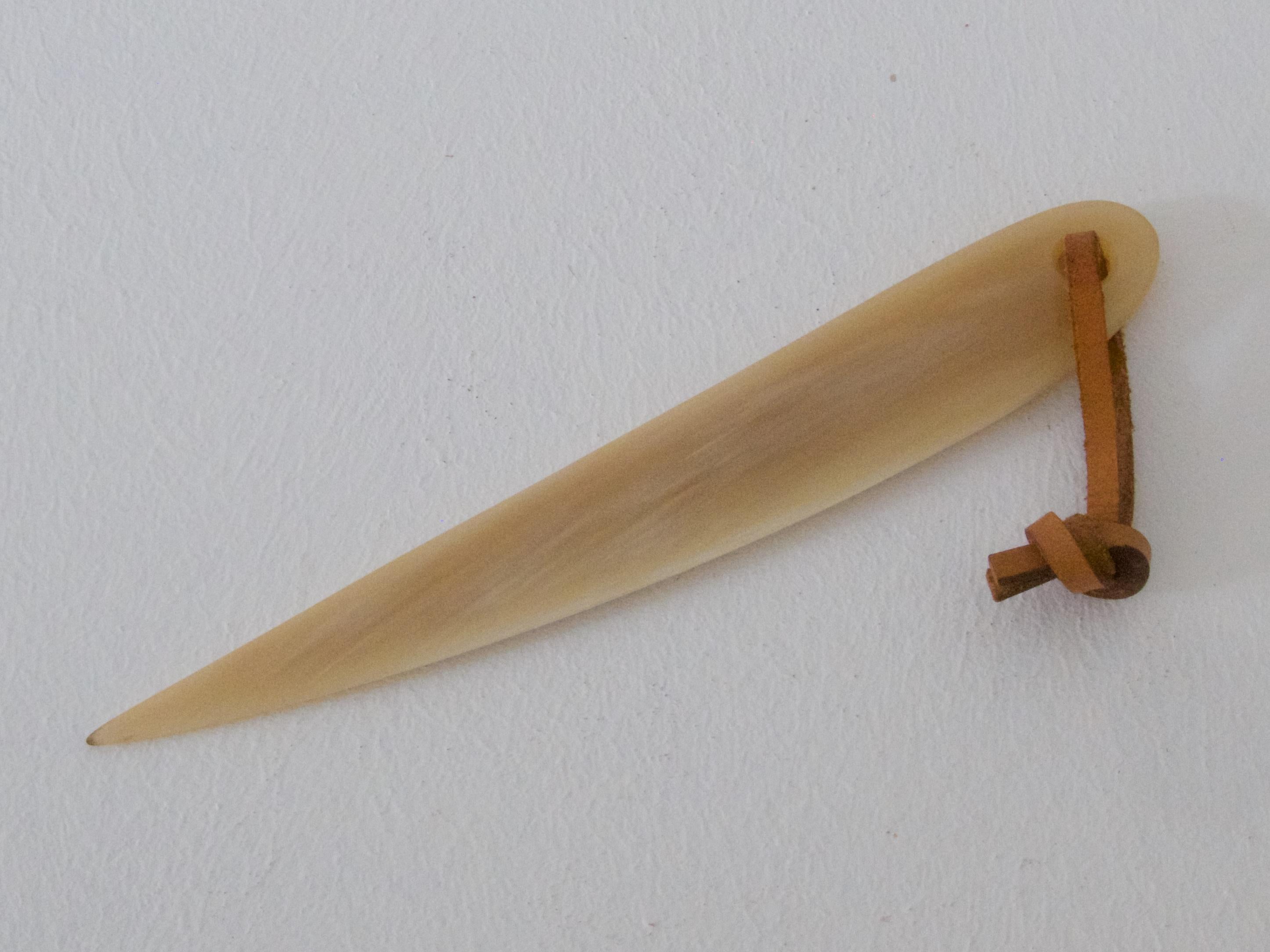 Beautiful letter opener / paper knife, no. 4727
Designed circa 1950 by Carl Auböck.

Horn with leather strap

Length of the knife: 21.5 cm, 8.46 inches.

Very good condition!

Lit.: die kataloge der werkstätte Carl Auböck 1925-1975, ISBN