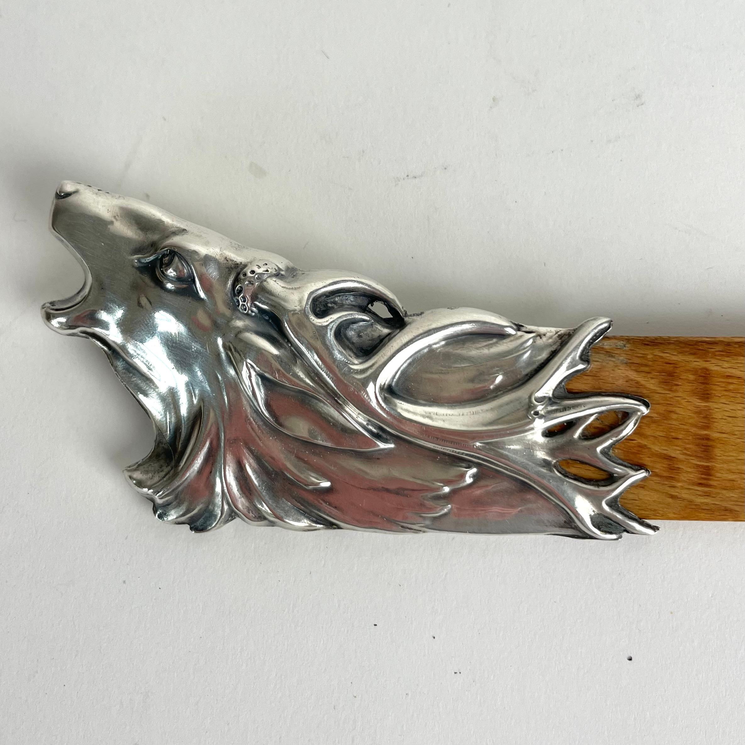 Precioso abrecartas de plata y haya, decorado con una cabeza de ciervo. Art Nouveau, de principios del siglo XX. 

Desgaste propio de la edad y el uso