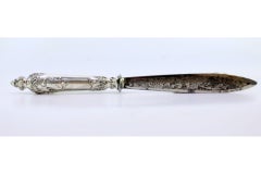 Brieföffner in Form eines Messers geprägter Silbergriff und große Masken