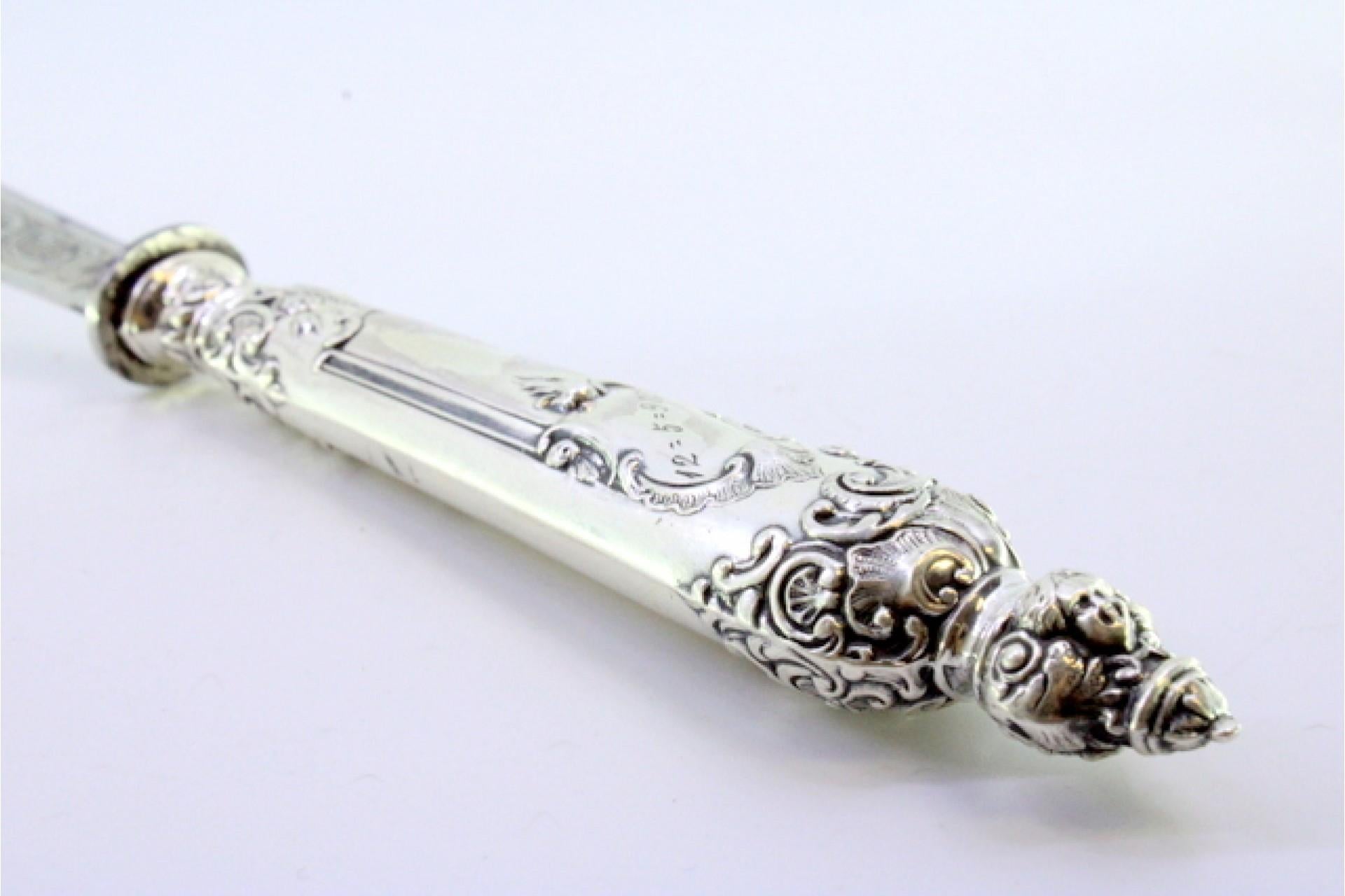 Letter opener in the shape of a knife with an embossed silver handle and large m In Good Condition For Sale In Porto, PT