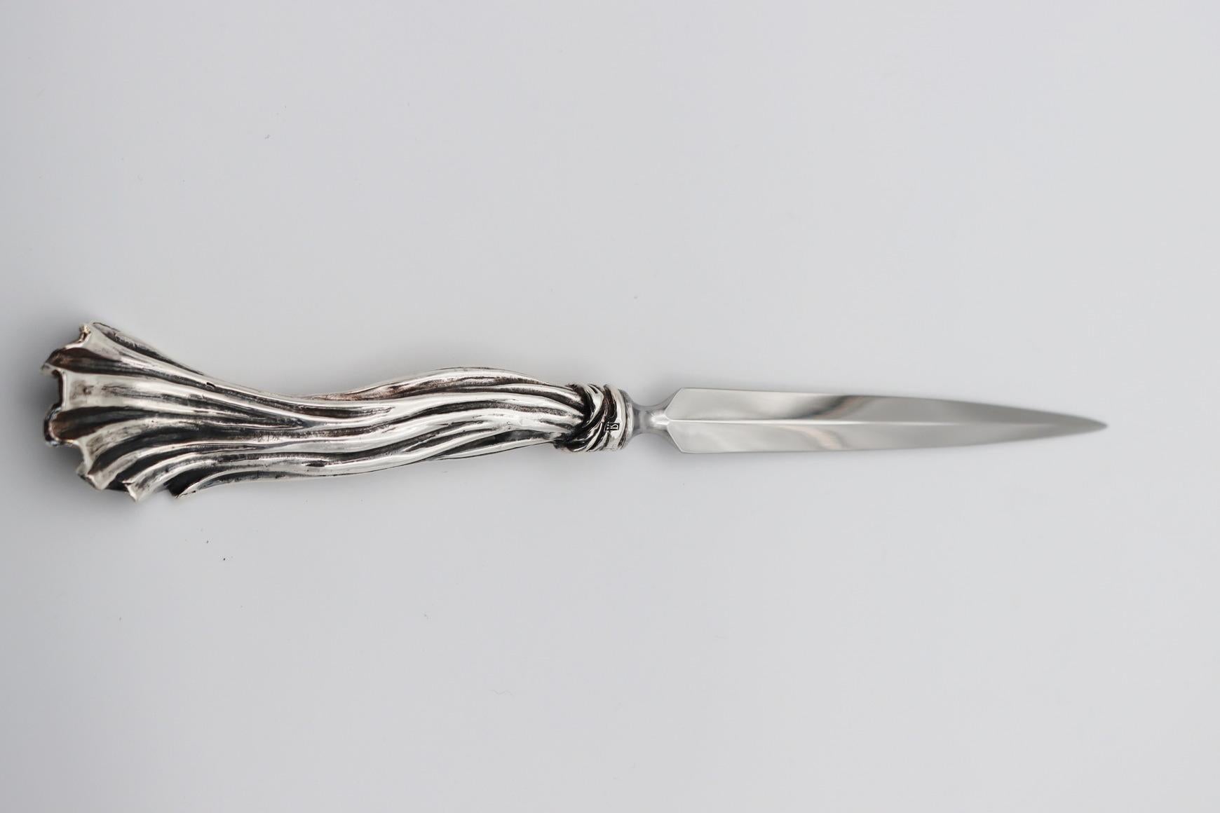 Letter opener in silver bronze.

Silver plated bronze letter opener 35/42 microns. 
Measures: L: 218 mm, weight: 118 gr.

This letter opener is the handmade work of French designer Richard Lauret.

These pieces are unique OR made to