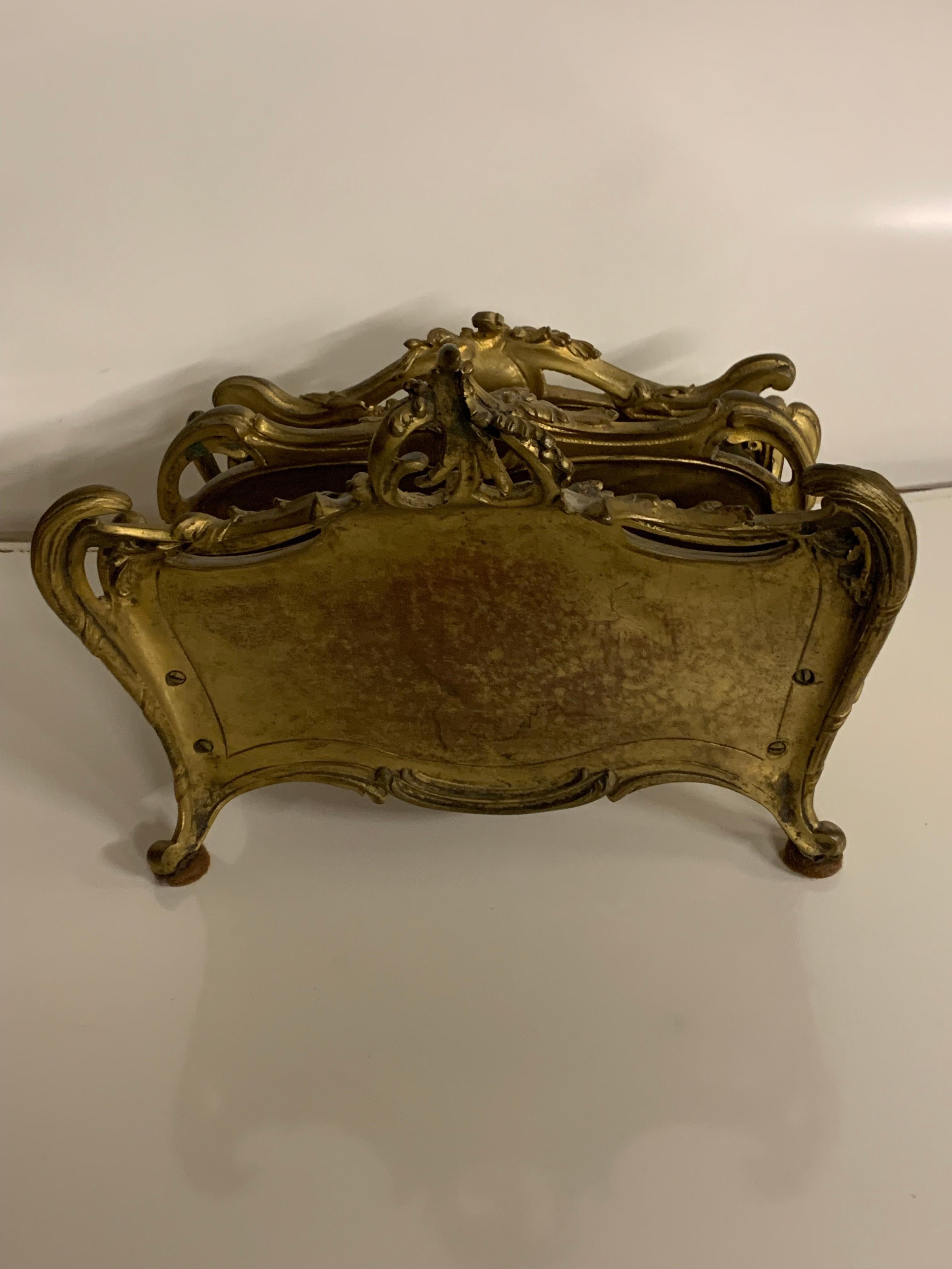 Coupe-papier en bronze de style Louis XV, les faces sont décorées de feuillages et de croisillons, état d'origine.