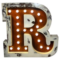 Lampen mit grafischem Buchstaben R