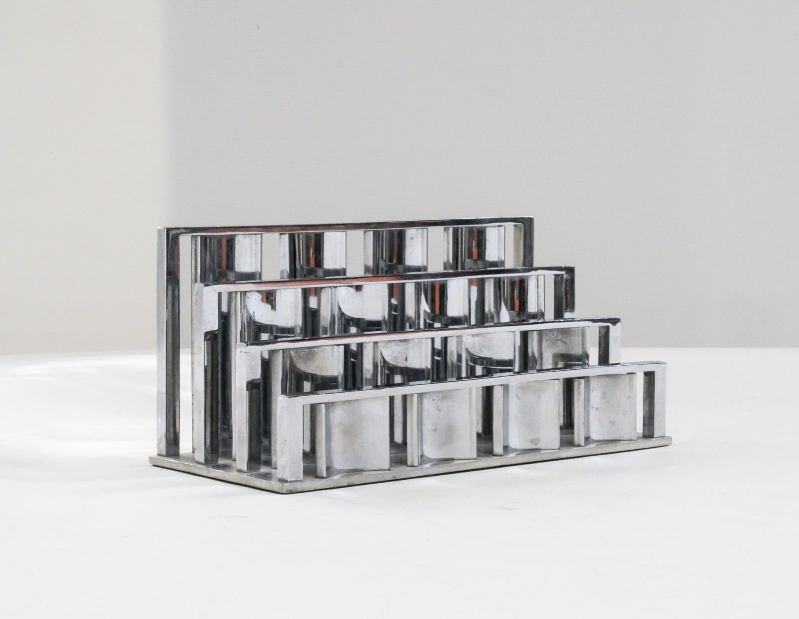 Jacques Adnet & the Compagnie des arts Français letter rack. Chromed metal consisting of a series of vertical blades of curved section resting on rectangular base

France, circa 1930.