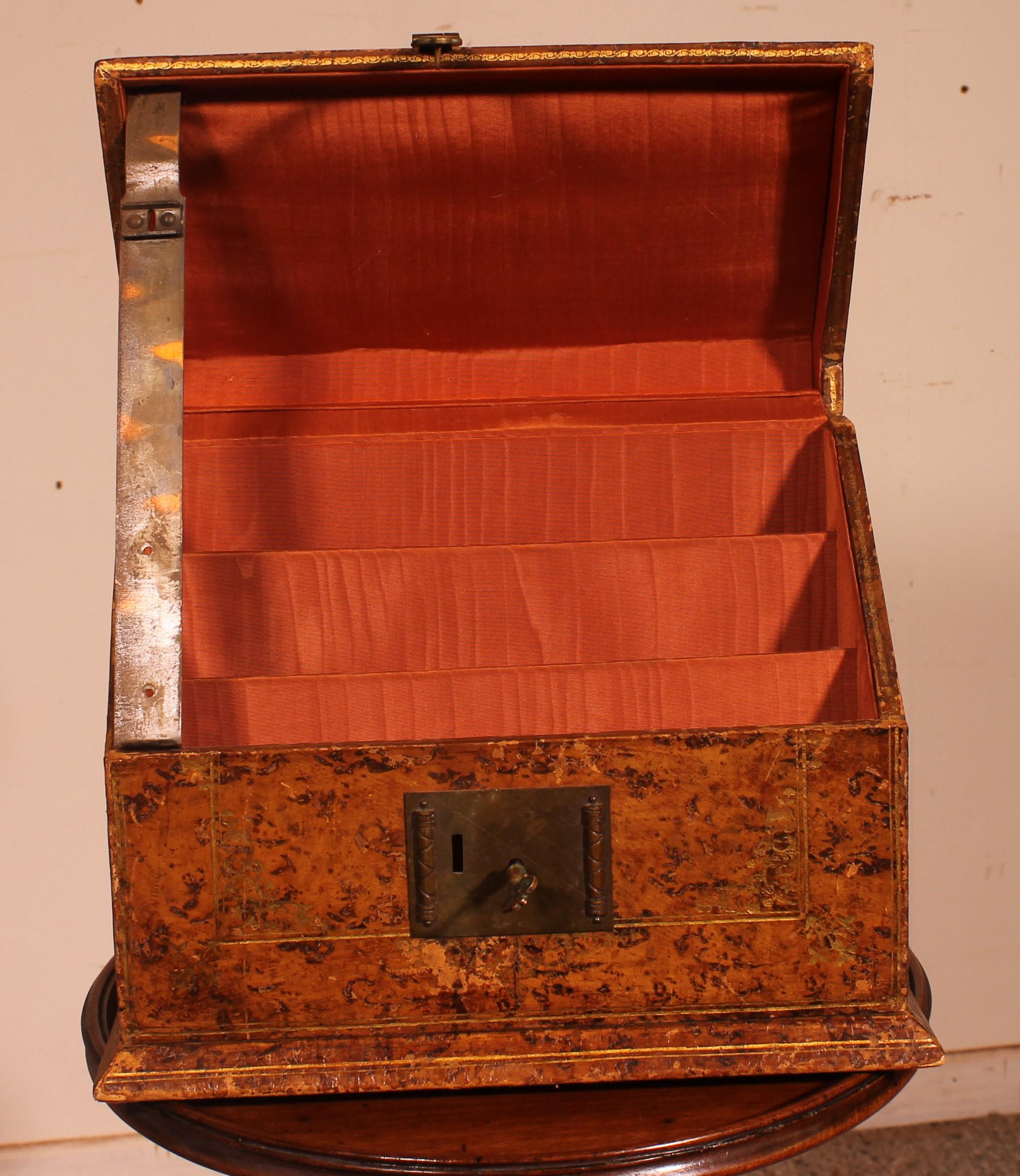 Briefständer oder Schreibtischständer aus Leder aus dem 19. Jahrhundert, Frankreich (Ästhetizismus) im Angebot