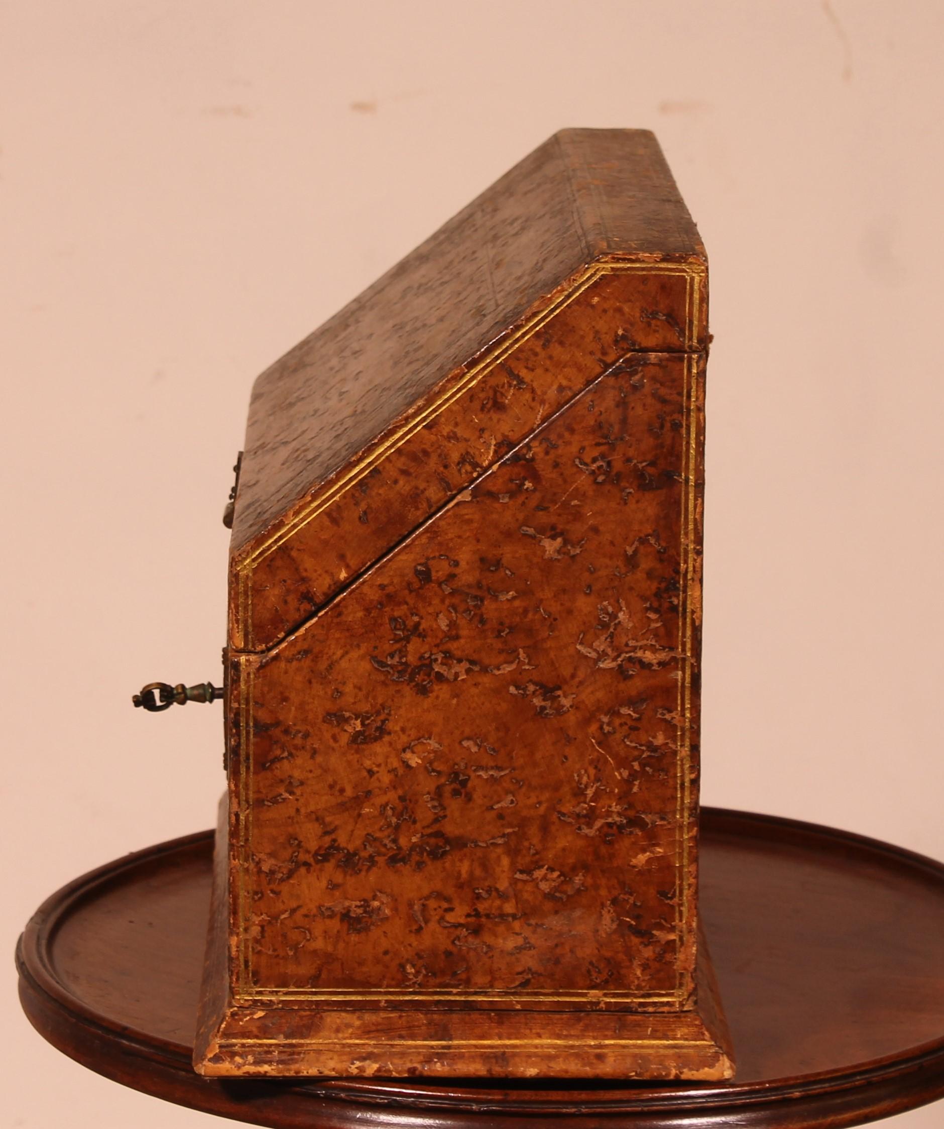 Briefständer oder Schreibtischständer aus Leder aus dem 19. Jahrhundert, Frankreich im Angebot 1