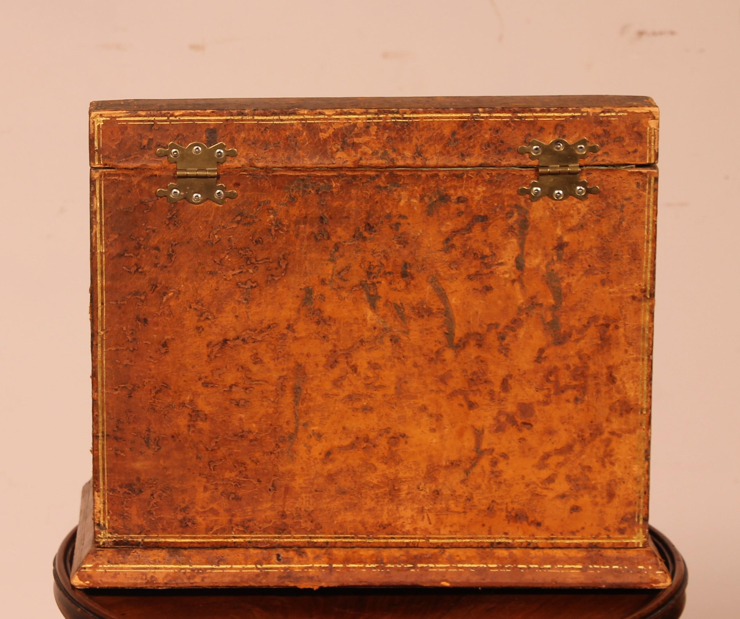 Briefständer oder Schreibtischständer aus Leder aus dem 19. Jahrhundert, Frankreich im Angebot 2