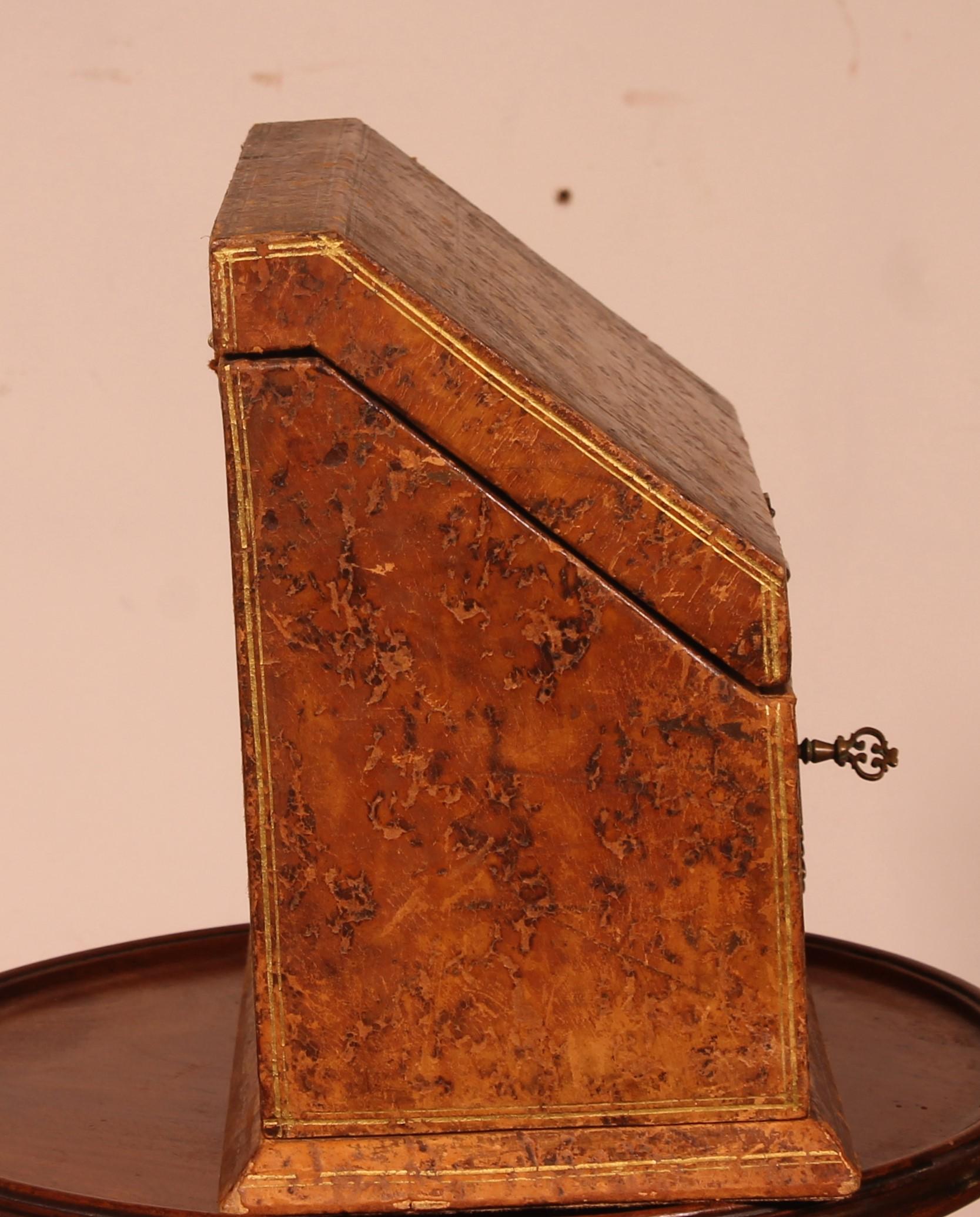 Briefständer oder Schreibtischständer aus Leder aus dem 19. Jahrhundert, Frankreich im Angebot 3
