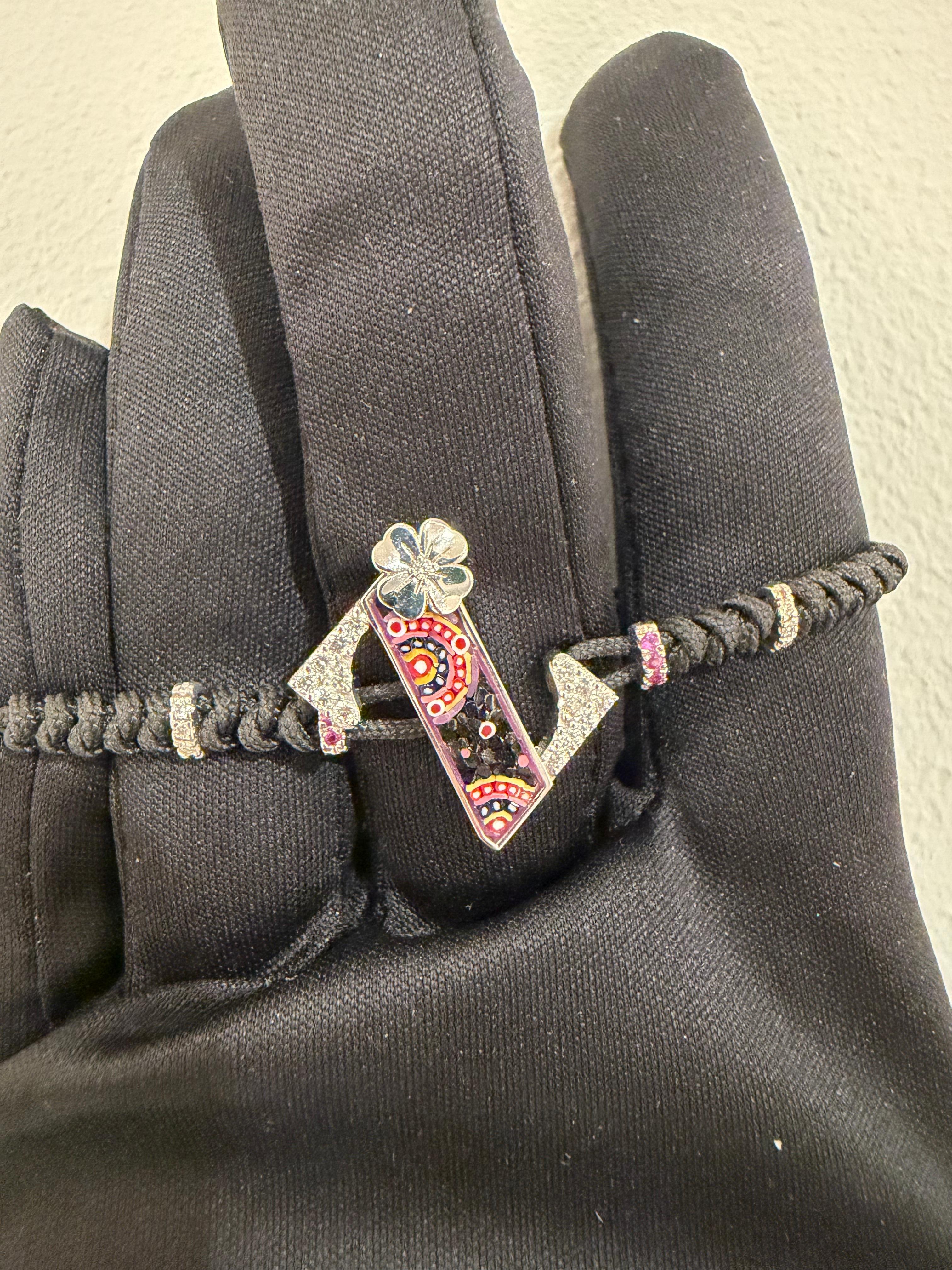 Contemporain Bracelet élégant en forme de lettre Z en or blanc, diamants blancs et saphirs roses avec micro-mosaïque en vente