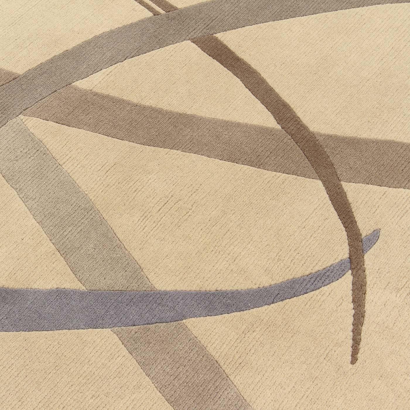 Elegantes et ludiques, les lignes dessinées à la main dans cette composition créent un tapis unique et élégant. Un motif tridimensionnel intrigant, conçu à l'origine par Gio Ponti pour recréer une texture de diamant à la fois contemporaine et