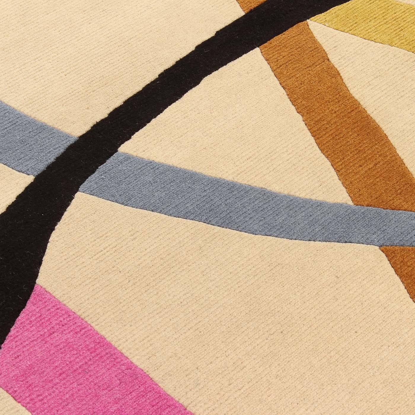Elegant und verspielt, die handgezeichneten Linien in dieser Komposition schaffen einen einzigartigen und eleganten Teppich. Ein faszinierendes dreidimensionales Muster, das ursprünglich von Gio Ponti entworfen wurde, um eine zeitgenössische, aber