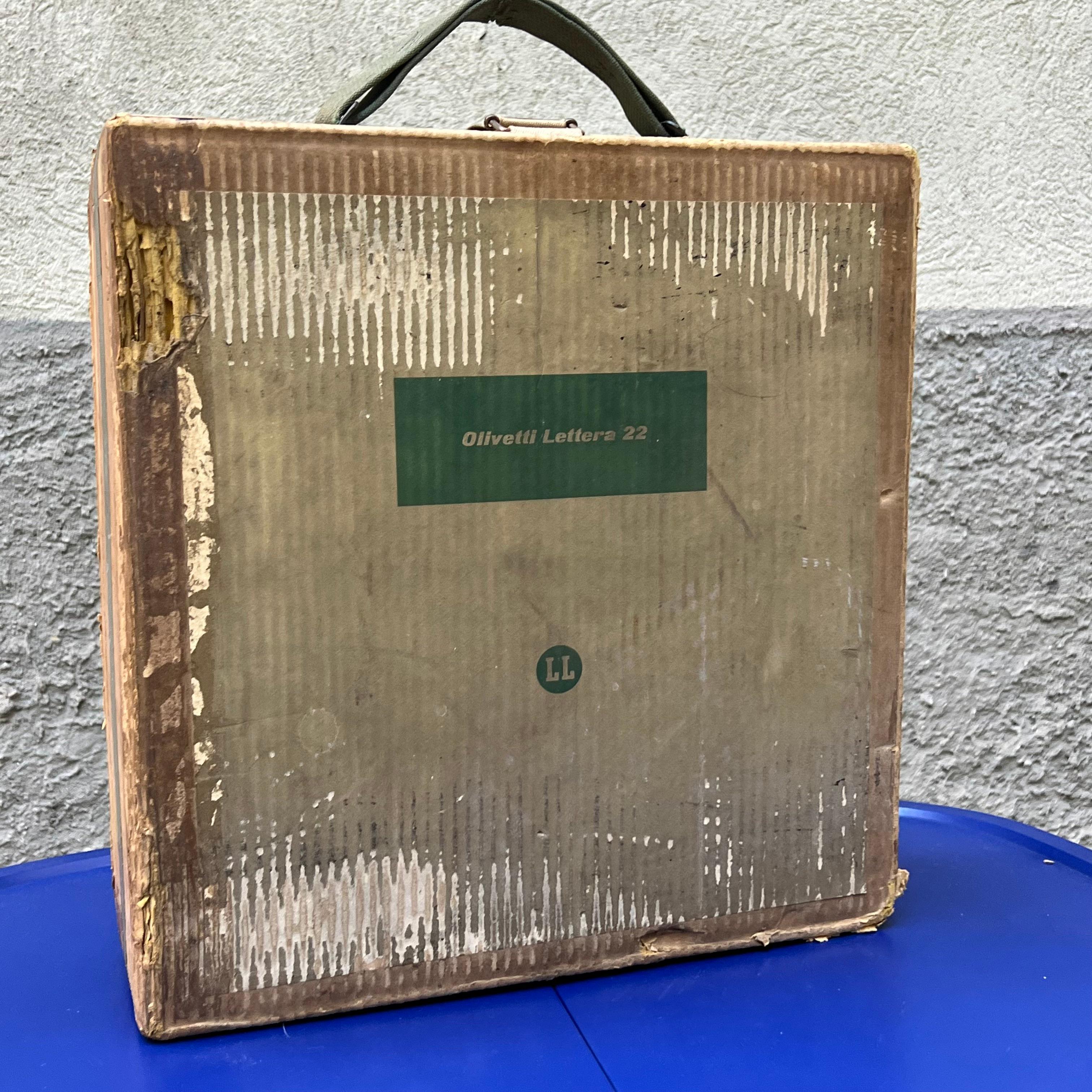La Lettera 22 es una popular máquina de escribir mecánica portátil fabricada por la empresa Olivetti. Fue uno de los productos Olivetti de mayor éxito en la década de 1950[1] y recibió premios tanto en Italia como en el extranjero. También se exhibe