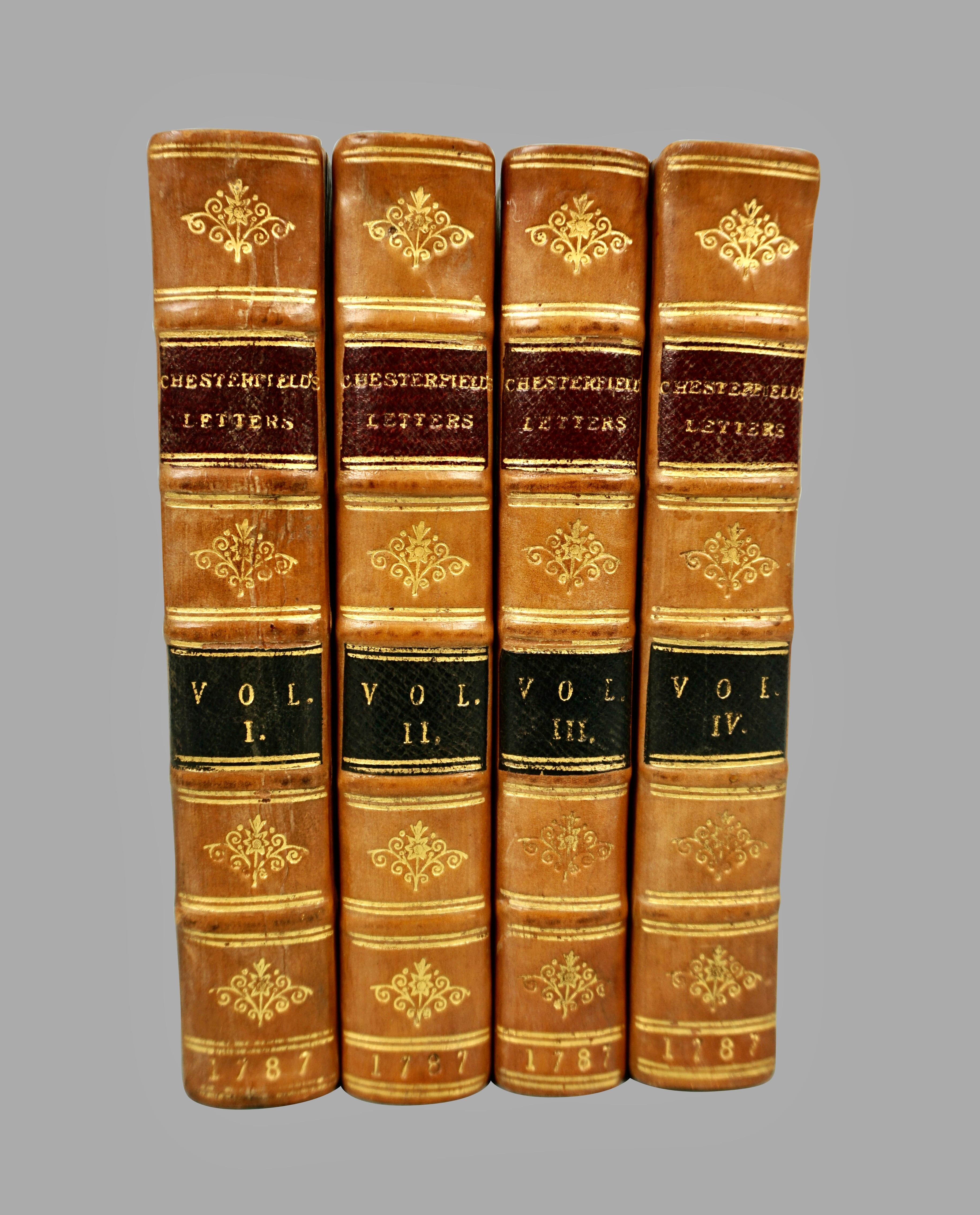 Briefe des Earl of Chesterfield an seinen Sohn und an Persönlichkeiten der Zeit in 4 Bänden in ihren ursprünglichen vollen Ledereinbänden, herausgegeben von J. Dodsley 1787 in London. Die Buchrücken sind mit erhabenen Bändern und Goldprägung