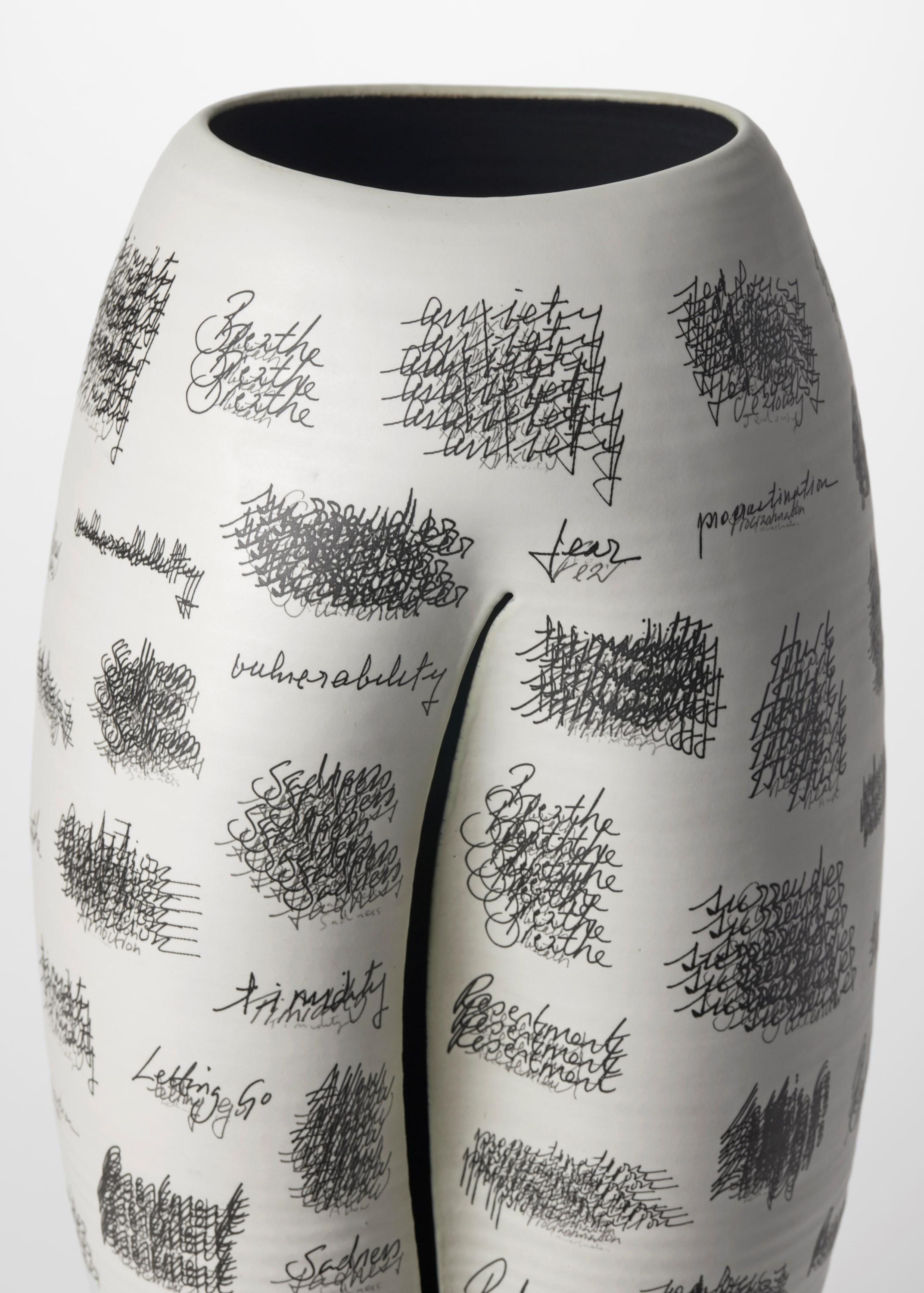 Letting Go n. 141, vaso scultoreo con testo di Nicholas Arroyave-Portela In condizioni Nuovo in vendita a London, GB