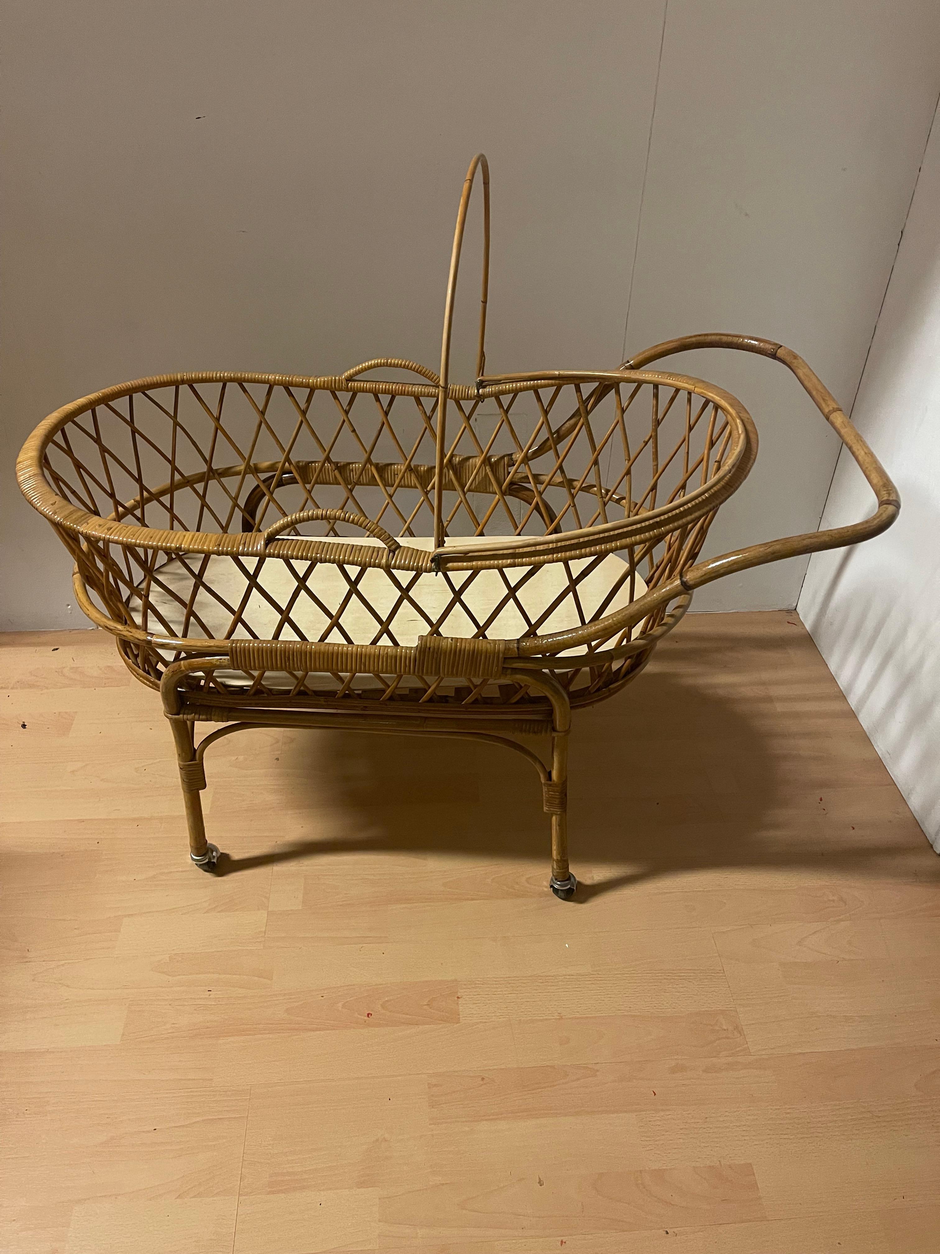 Italian Vintage 1990s wicker and bamboo baby crib bed For Sale