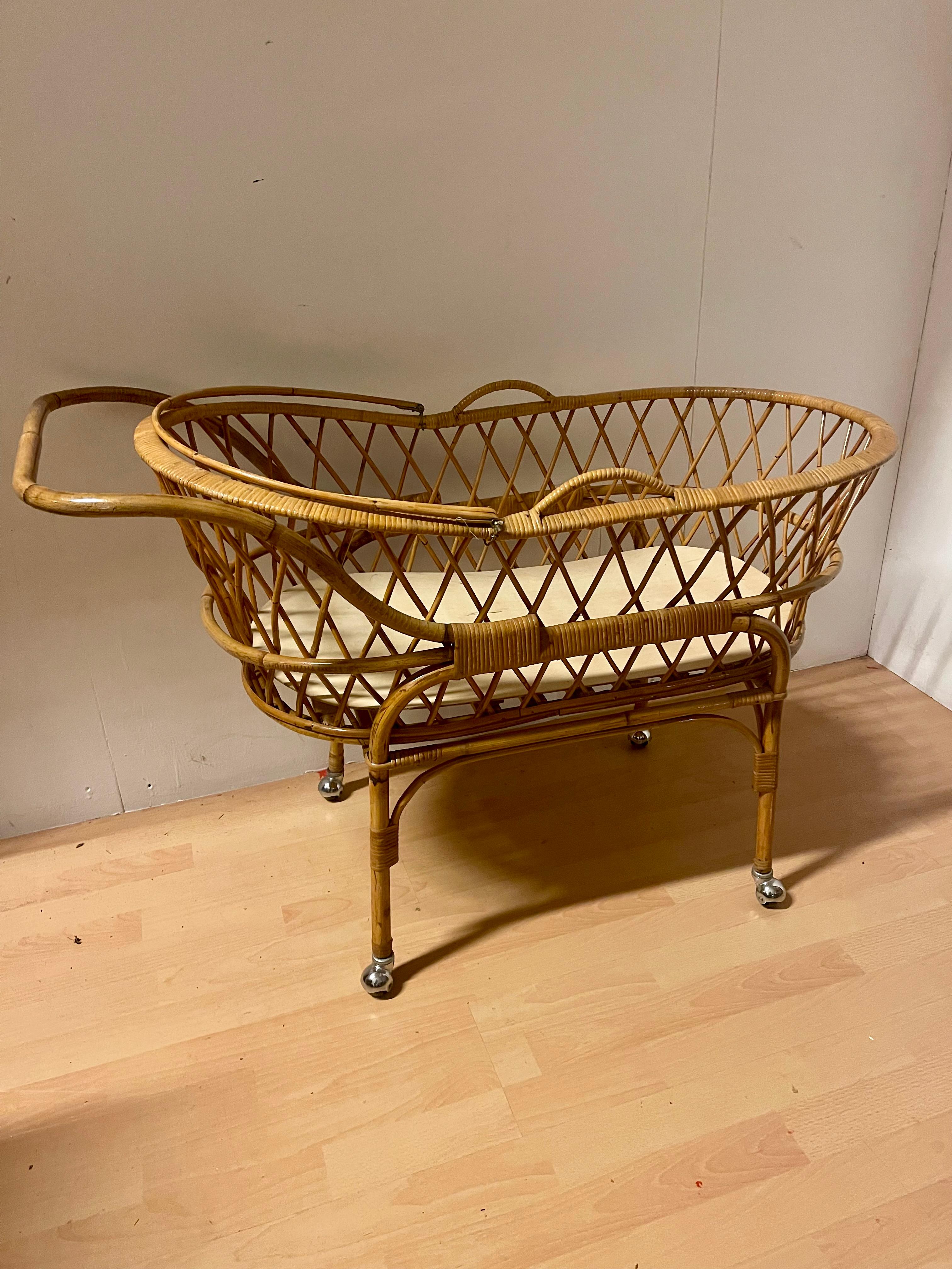 Vintage 1990s wicker and bamboo baby crib bed In Good Condition For Sale In Cantù, IT