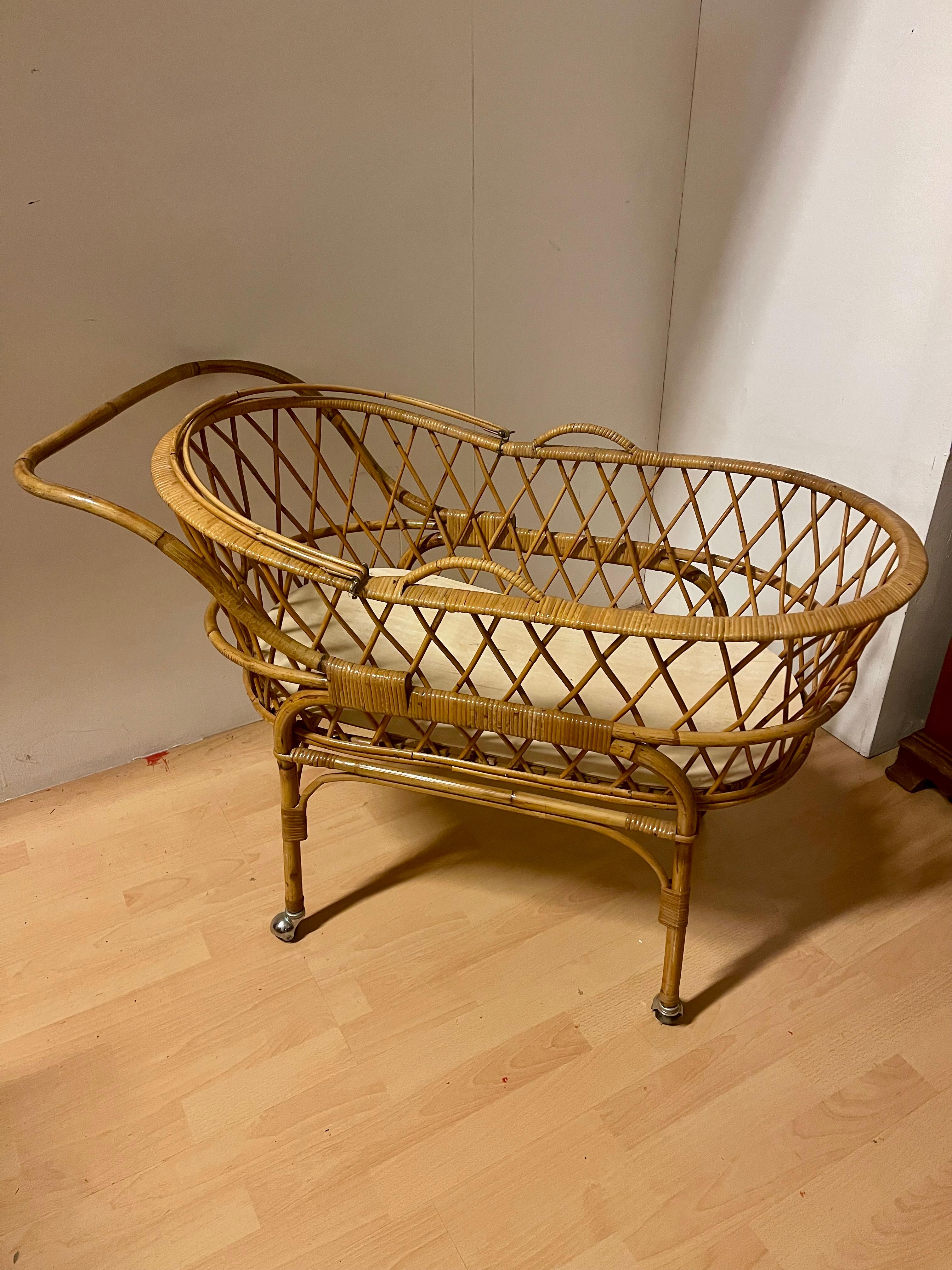 20th Century Vintage 1990s wicker and bamboo baby crib bed For Sale