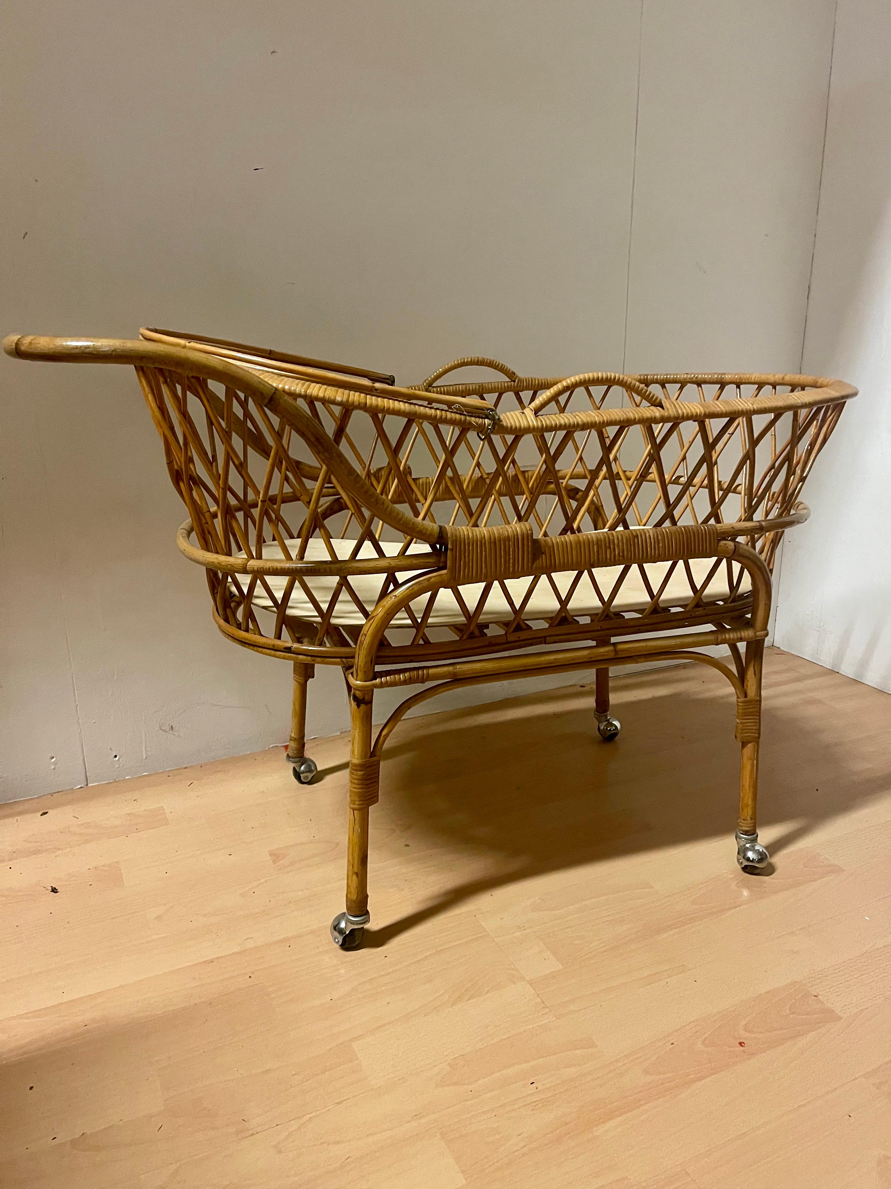 Vintage 1990s wicker and bamboo baby crib bed For Sale 1