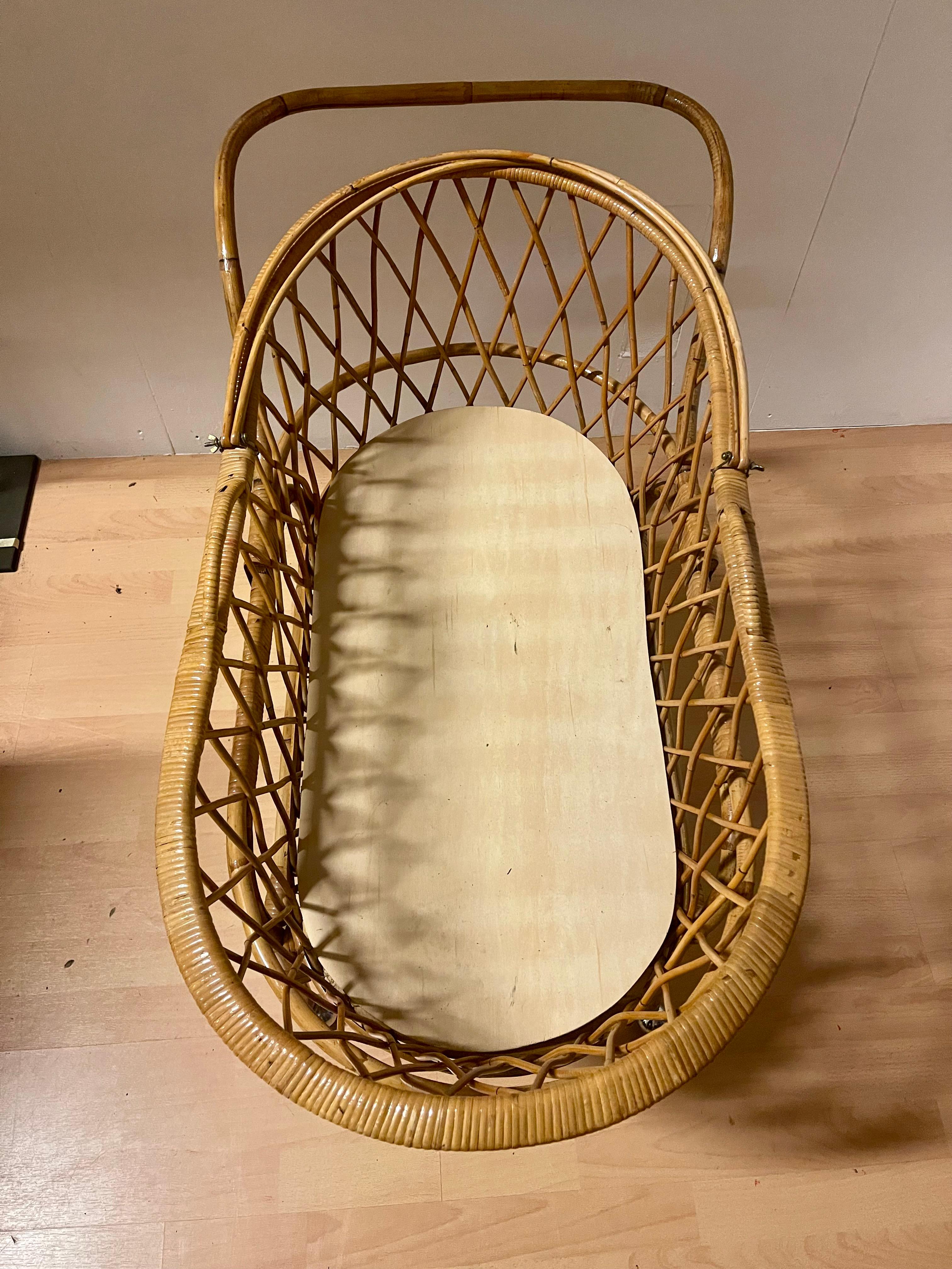 Vintage 1990s wicker and bamboo baby crib bed For Sale 2
