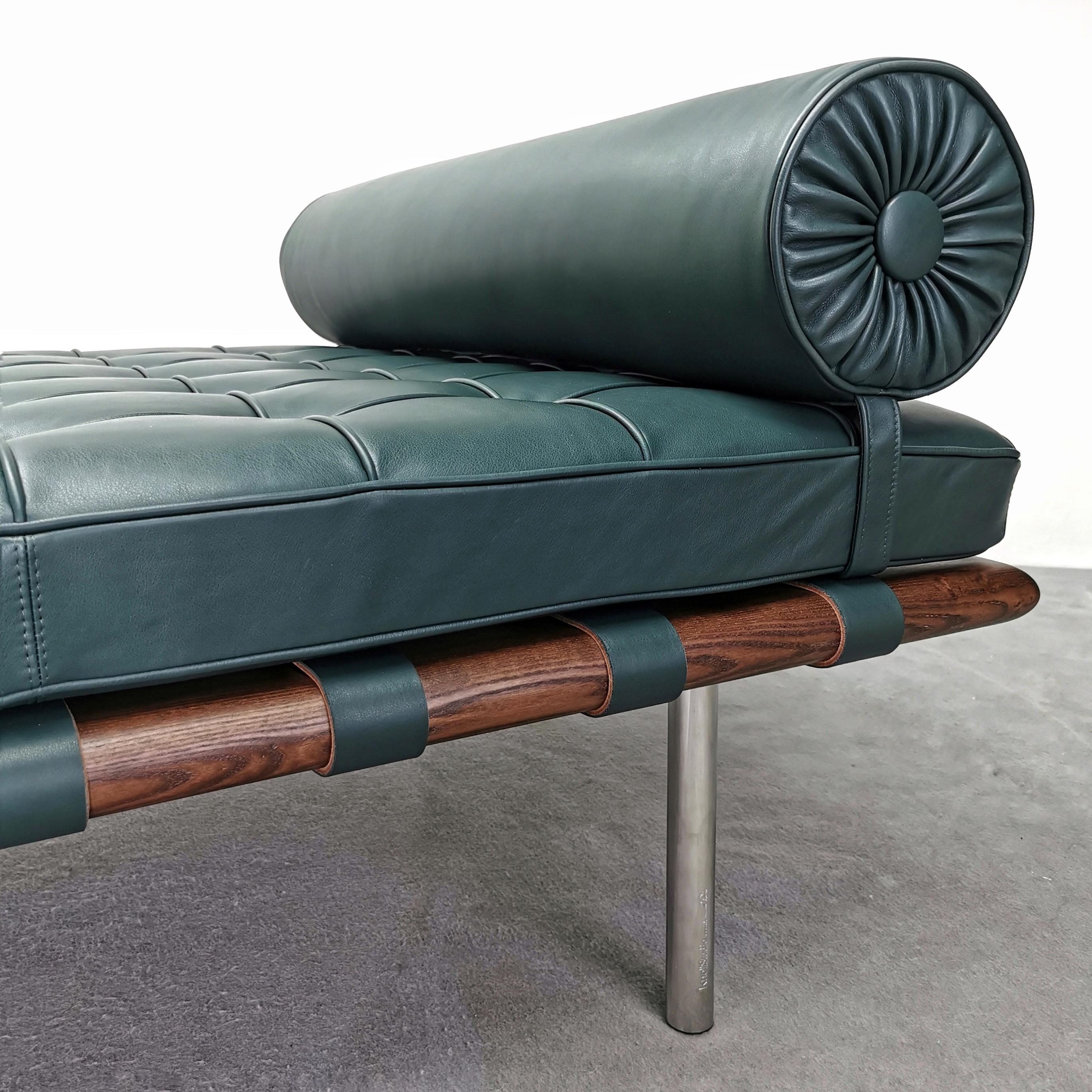 Quilted Lettino daybed  Knoll International Bercelona Van der Rohe pelle verde For Sale