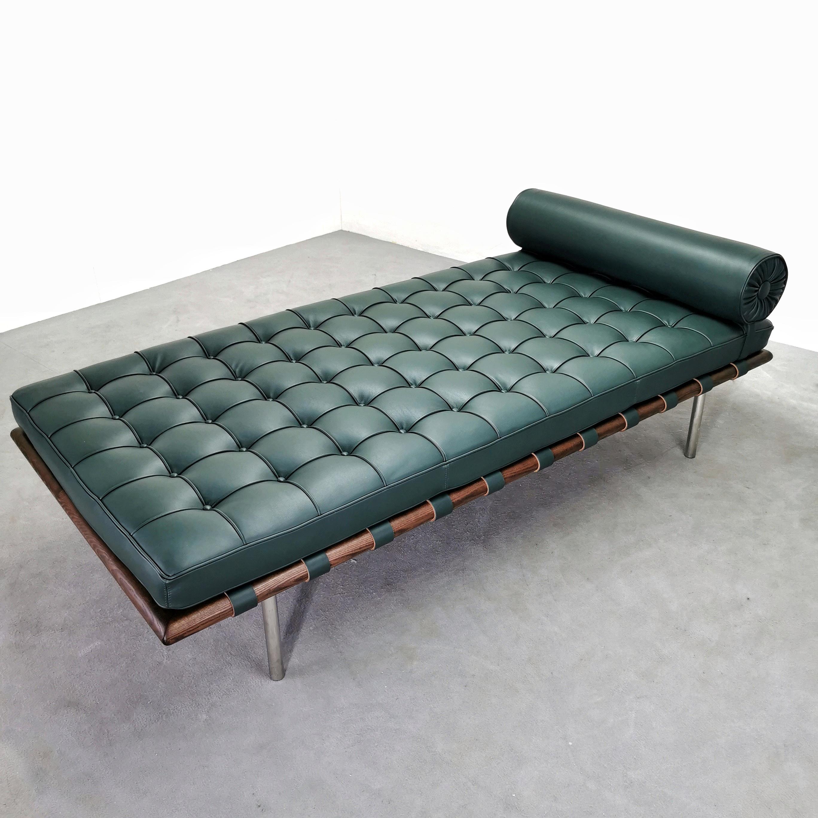 Lettino daybed  Knoll International Bercelona Van der Rohe pelle verde In Excellent Condition For Sale In Milano, MI
