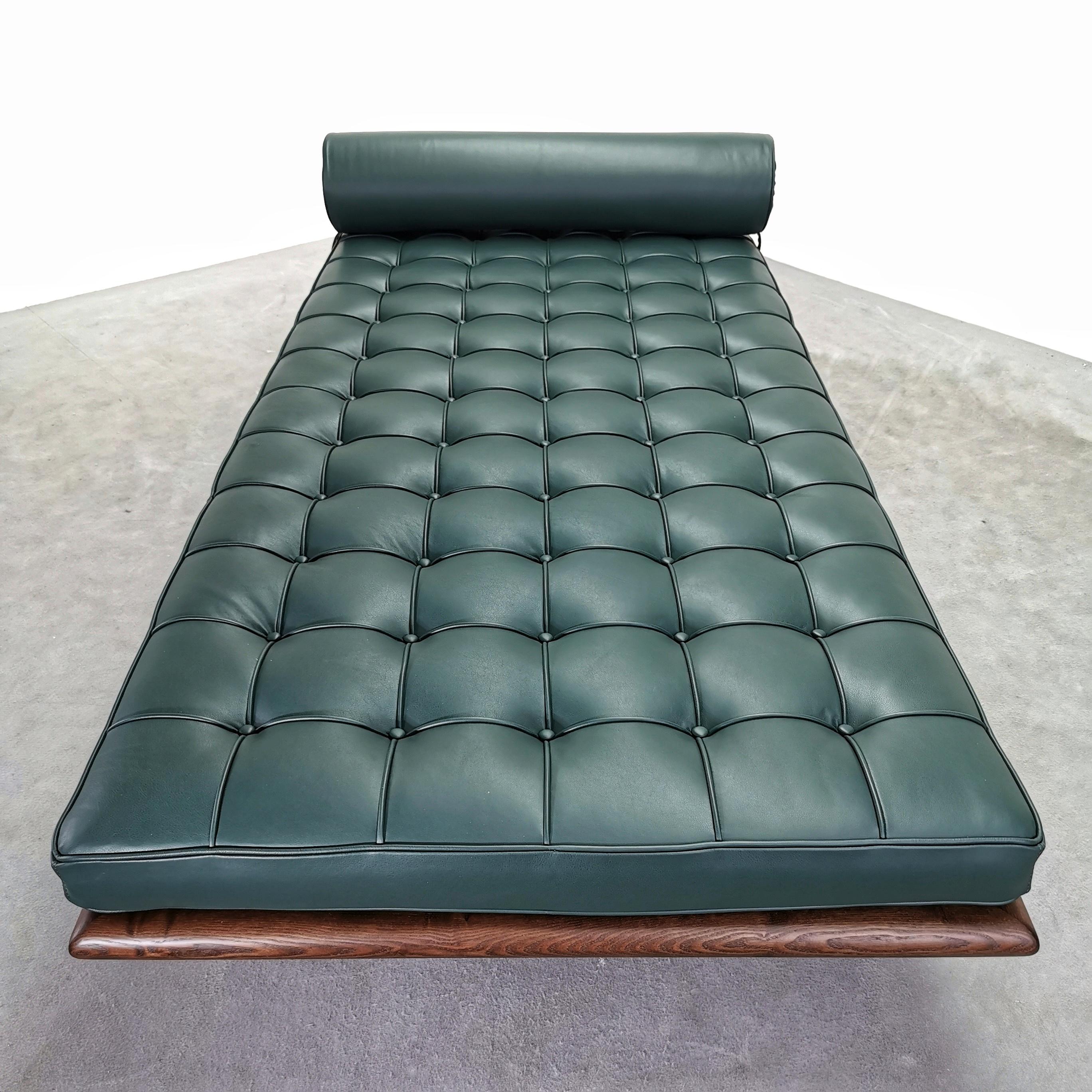 Contemporary Lettino daybed  Knoll International Bercelona Van der Rohe pelle verde For Sale