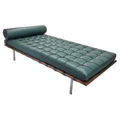 Lettino daybed  Knoll International Bercelona Van der Rohe pelle verde