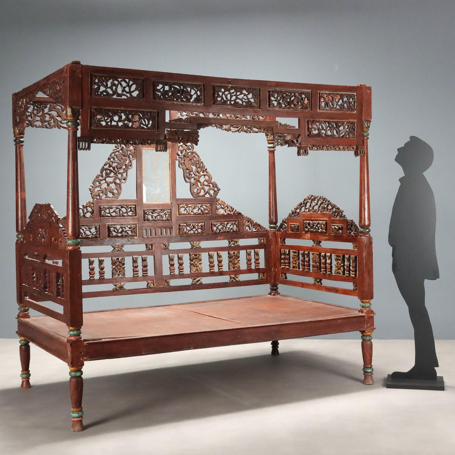 Anglo-indien Lit à baldaquin en bois exotique Inde Début du 20e siècle en vente