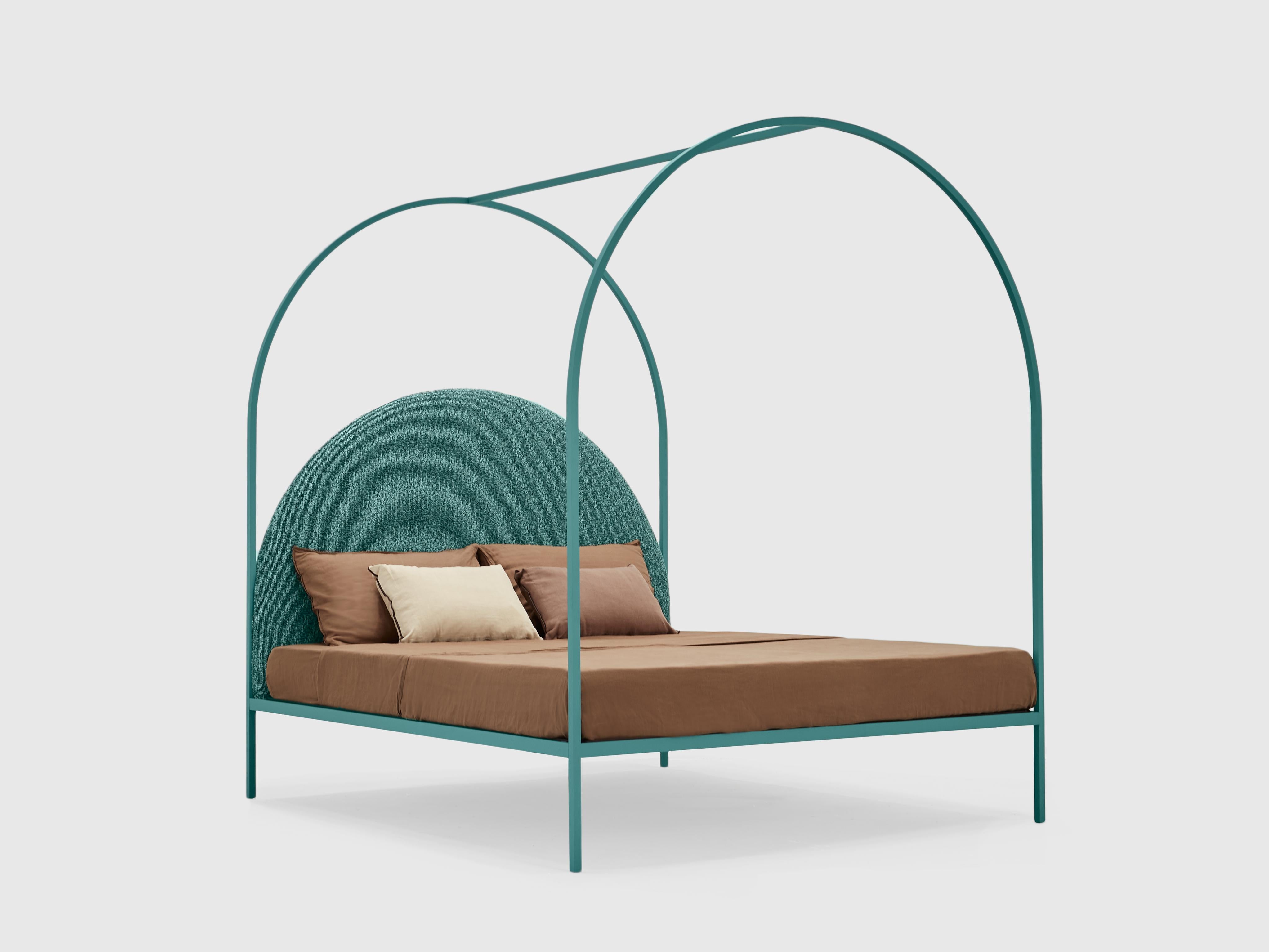 The concept of a four-poster bed in the modern age: absolute, exact, abstract, precise. Like a line that moves through the room and marks the boundaries of that place where you pause and rest.
A bed with arches that have clean, soft profiles,