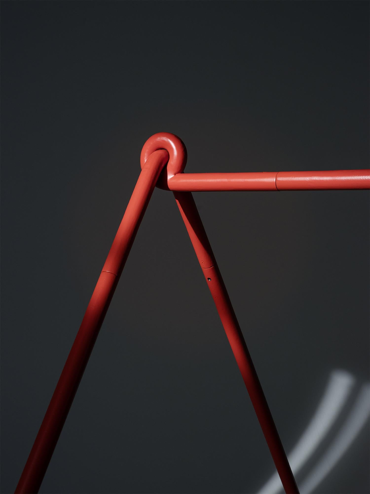 Tubular wrought iron becomes a line to design an essential, light and refined domestic retreat.
A few simple wrought-iron profiles define this original and cozy canopy, which refers clearly to the archetypal forms-and meanings-of the Canadian home
