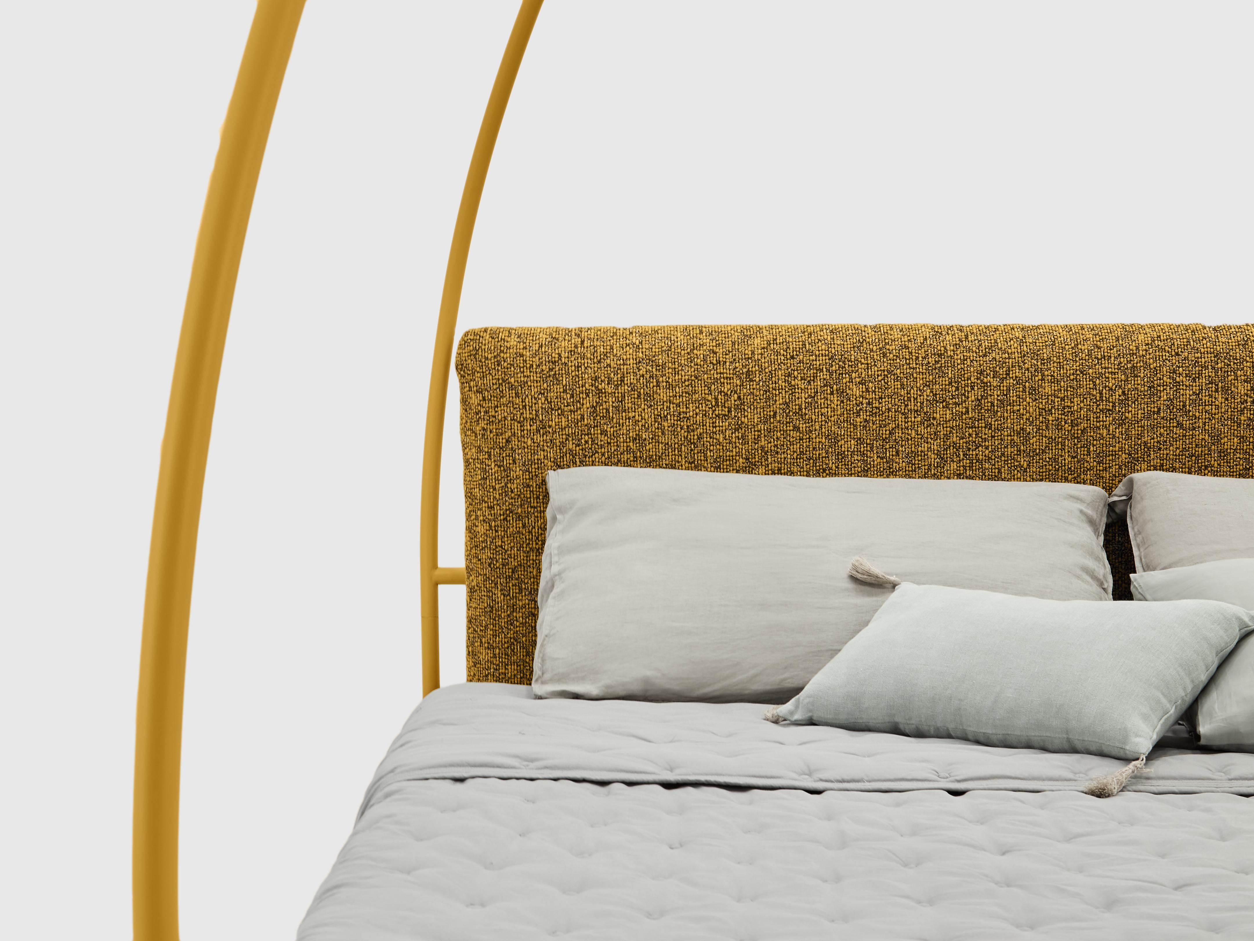 A comfortable and enveloping four-poster bed, characterized
by an elegant dome shape and an unexpected light source positioned
at the top of the structure.
Volta takes up and reworks the classic dome shape in its profiles,
making it light and