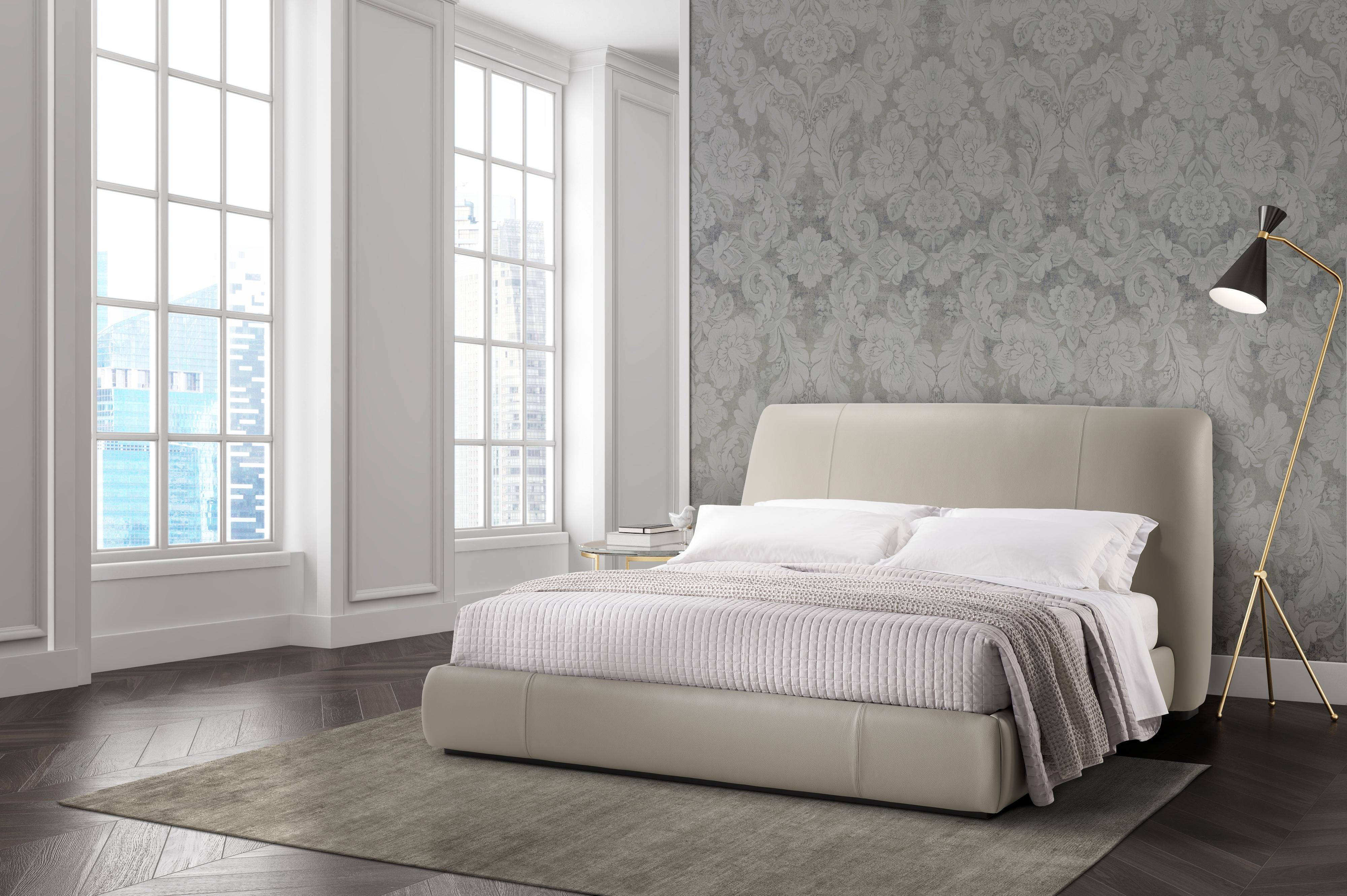 The Ancora bed has an abundant and generous shape, thanks to a headboard and sommier enriched with soft upholstery. Designer Ricardo Antonio's idea was to make a bed that, in the fullness of its curved lines, makes us feel welcomed, cuddled in an