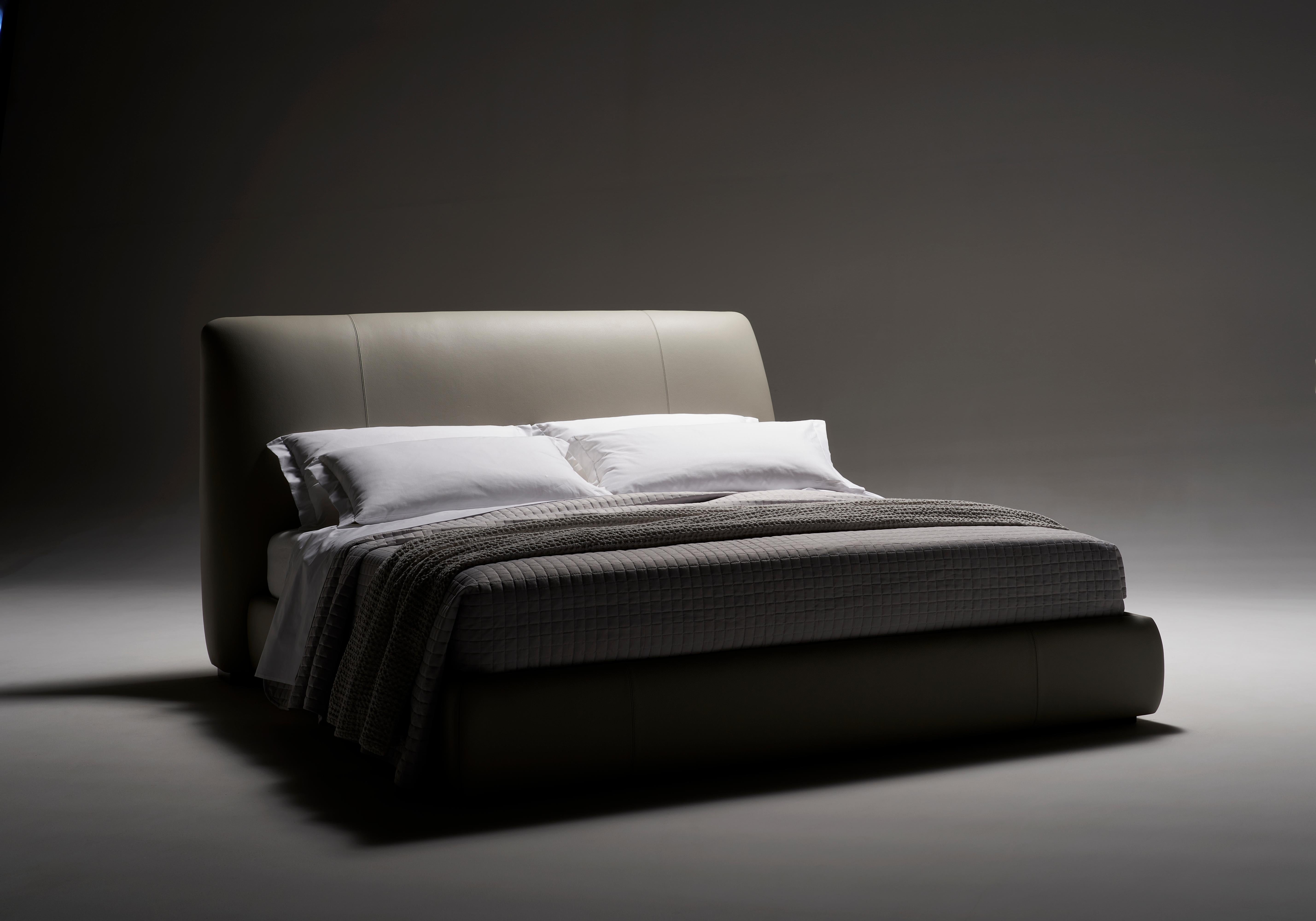 Italian ANCORA bed in genuine beige leather. By Legame Italia For Sale