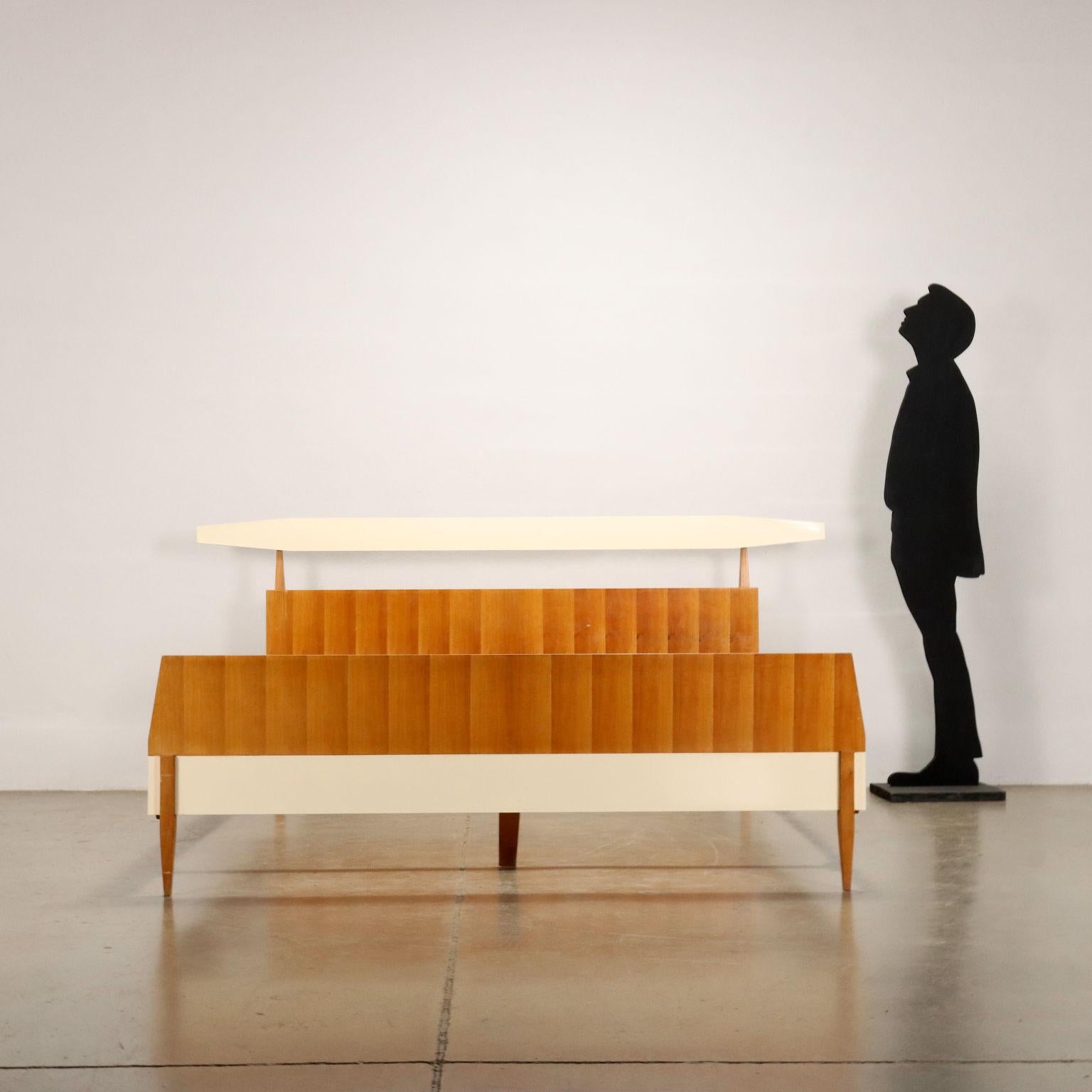 Letto matrimoniale in legno impiallacciato mogano e formica; un letto da personalizzare con la sostituzione della formica, con un colore che renda il prodotto personale ma mantenendo una linea tipicamente Vintage per un ambiente notte del tutto