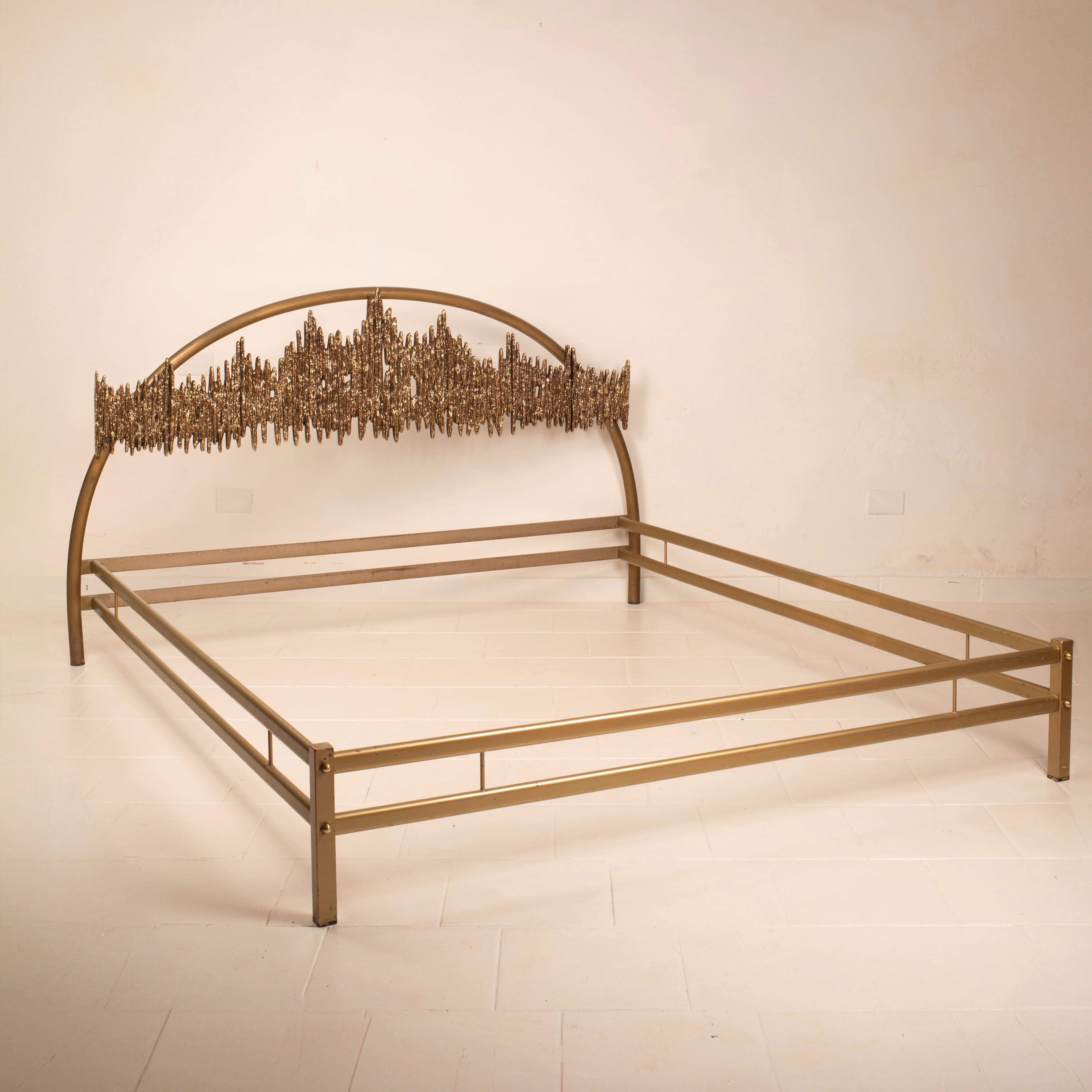 Late 20th Century Brutalist Aurora Sculptural Bed Frame by Luciano Frigerio Série ULTRABRONZO99 en vente