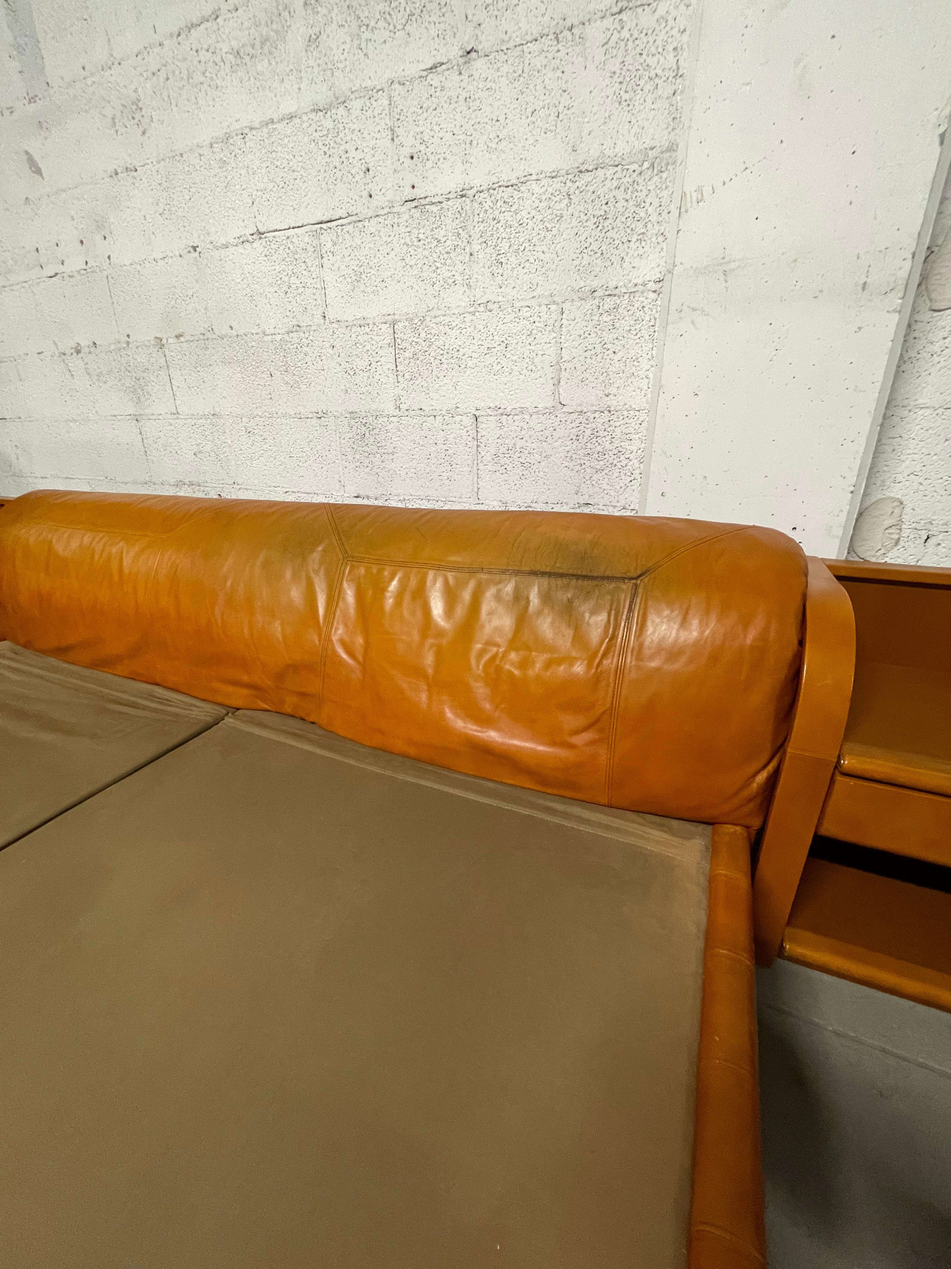 Bed with bedside tables from the 1970s by Luigi Massoni for Poltrona Frau For Sale 7