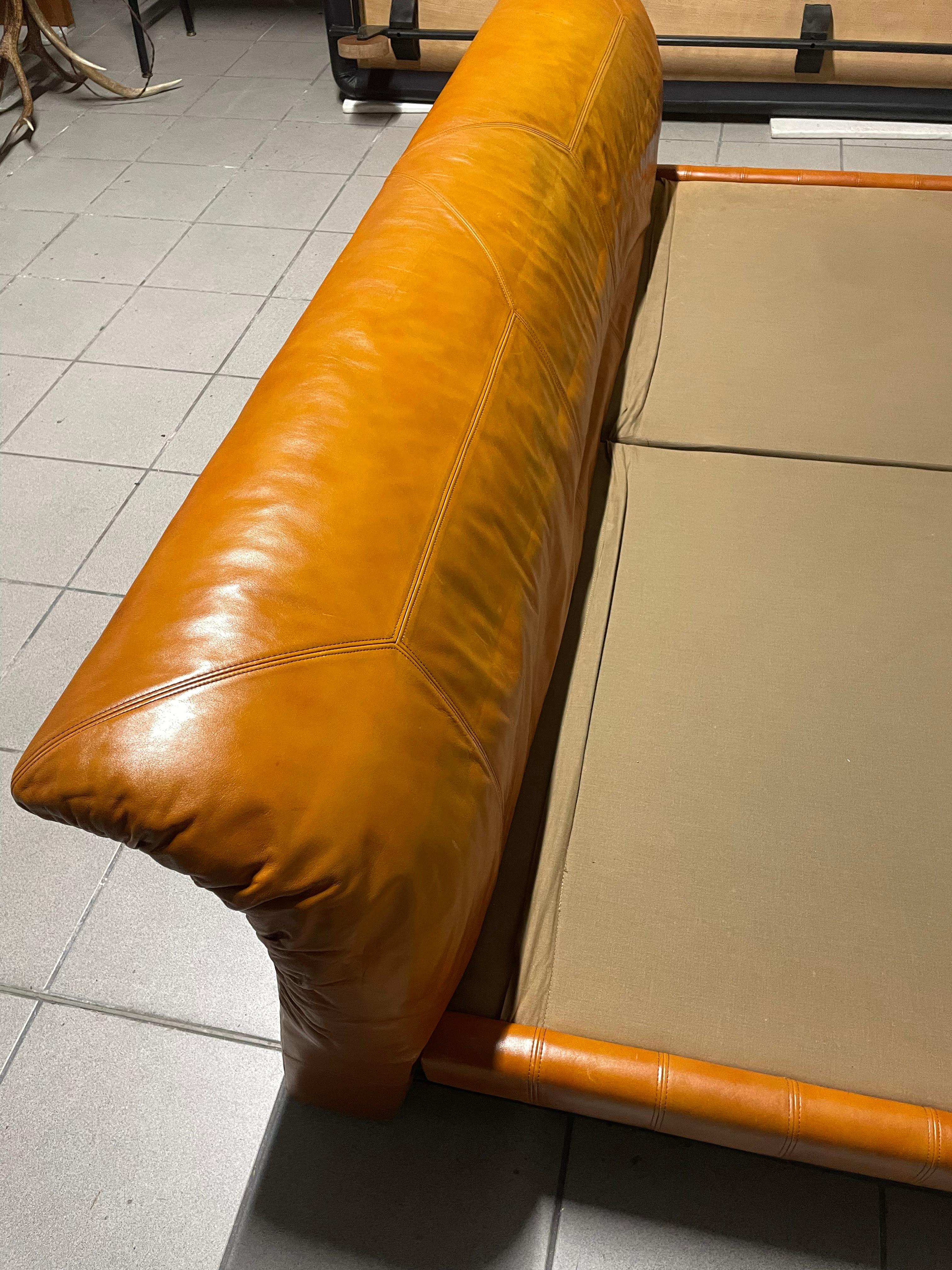 Bed with bedside tables from the 1970s by Luigi Massoni for Poltrona Frau For Sale 8