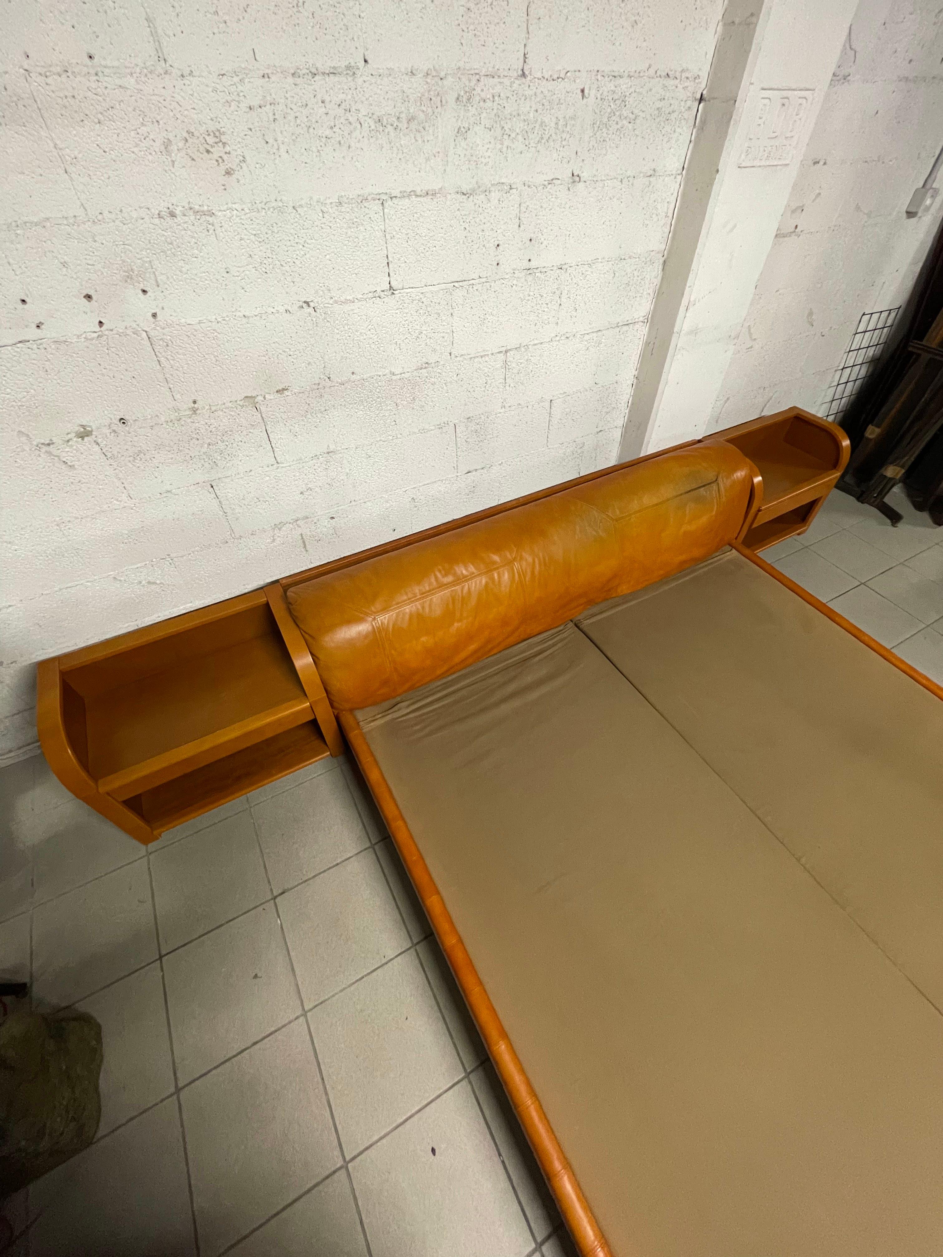 Bed with bedside tables from the 1970s by Luigi Massoni for Poltrona Frau For Sale 10