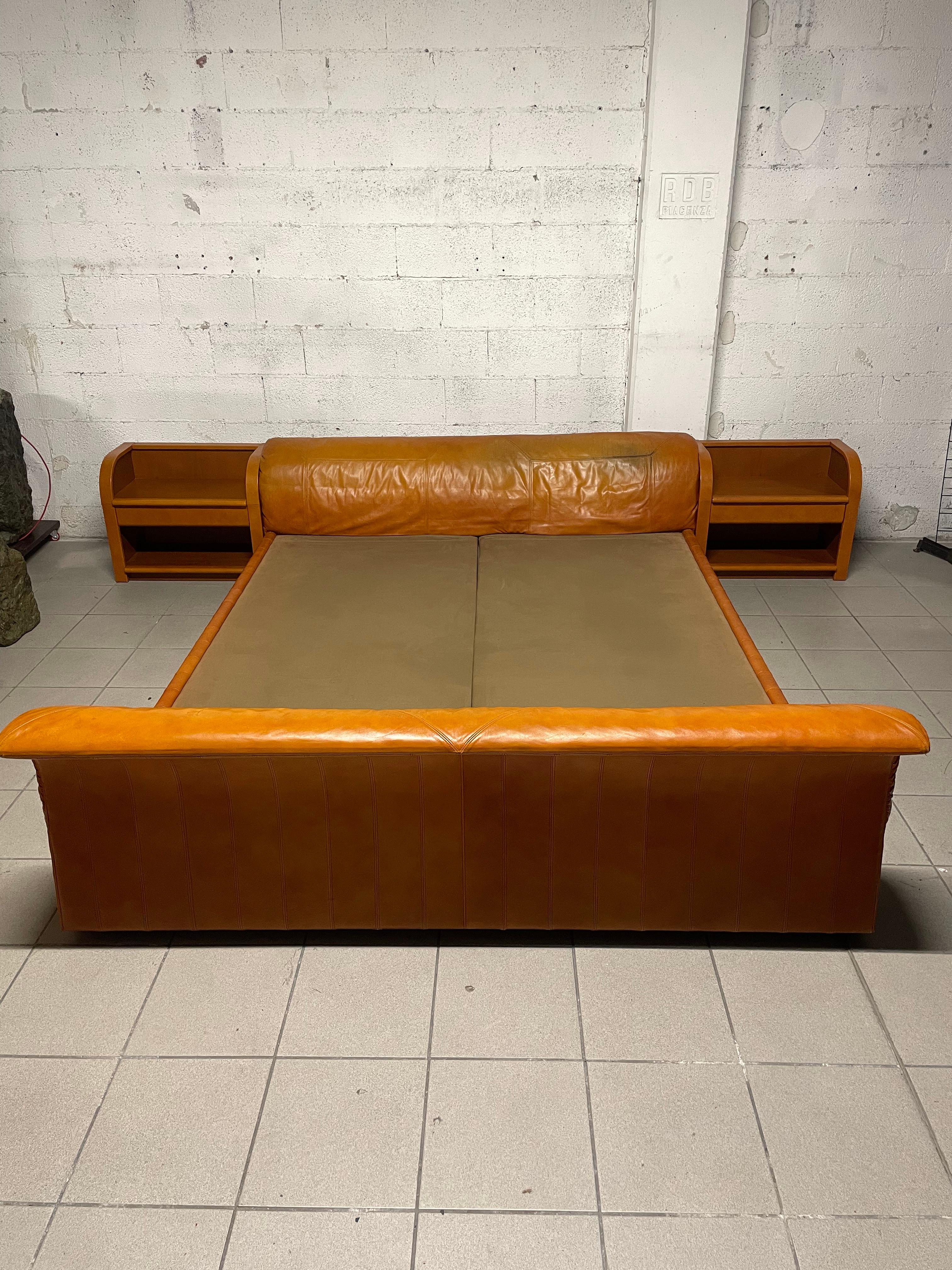 Bed with bedside tables from the 1970s by Luigi Massoni for Poltrona Frau In Good Condition For Sale In SAN PIETRO MOSEZZO, NO