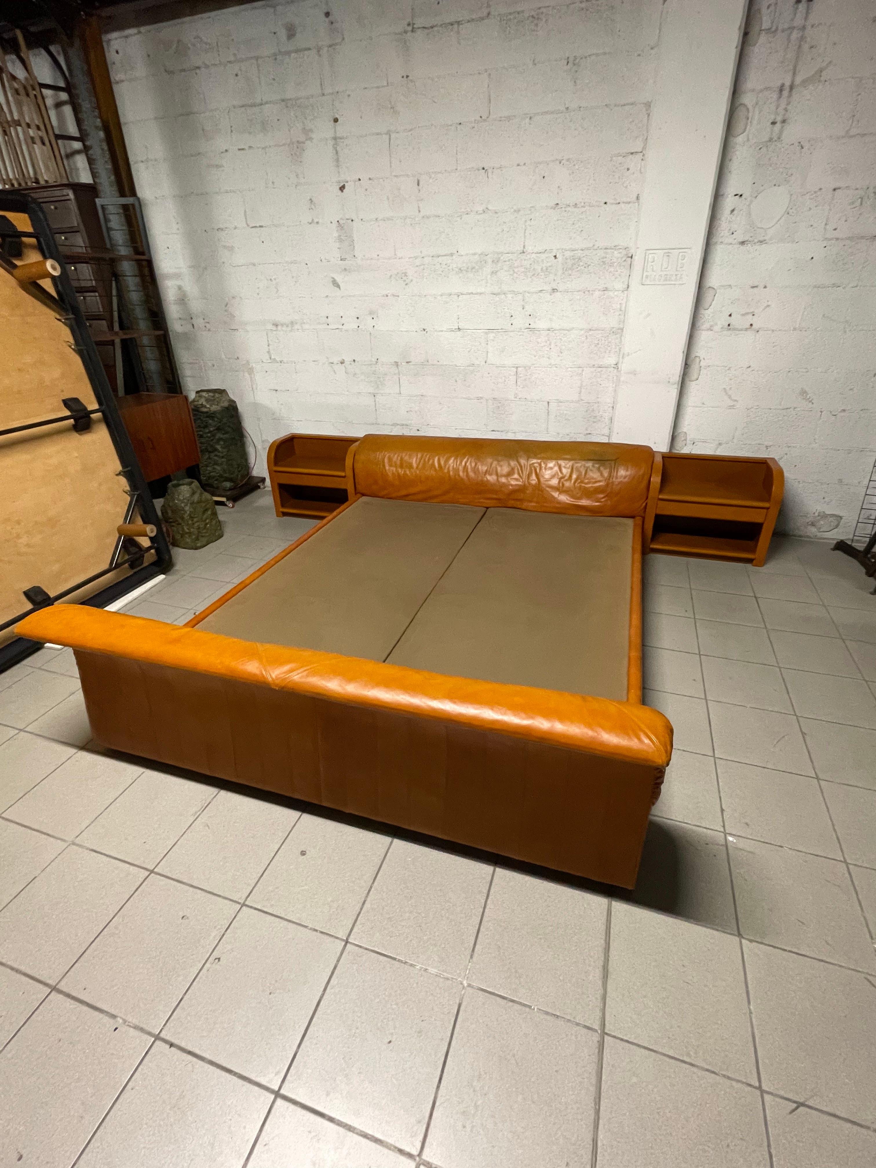 Late 20th Century Bed with bedside tables from the 1970s by Luigi Massoni for Poltrona Frau For Sale