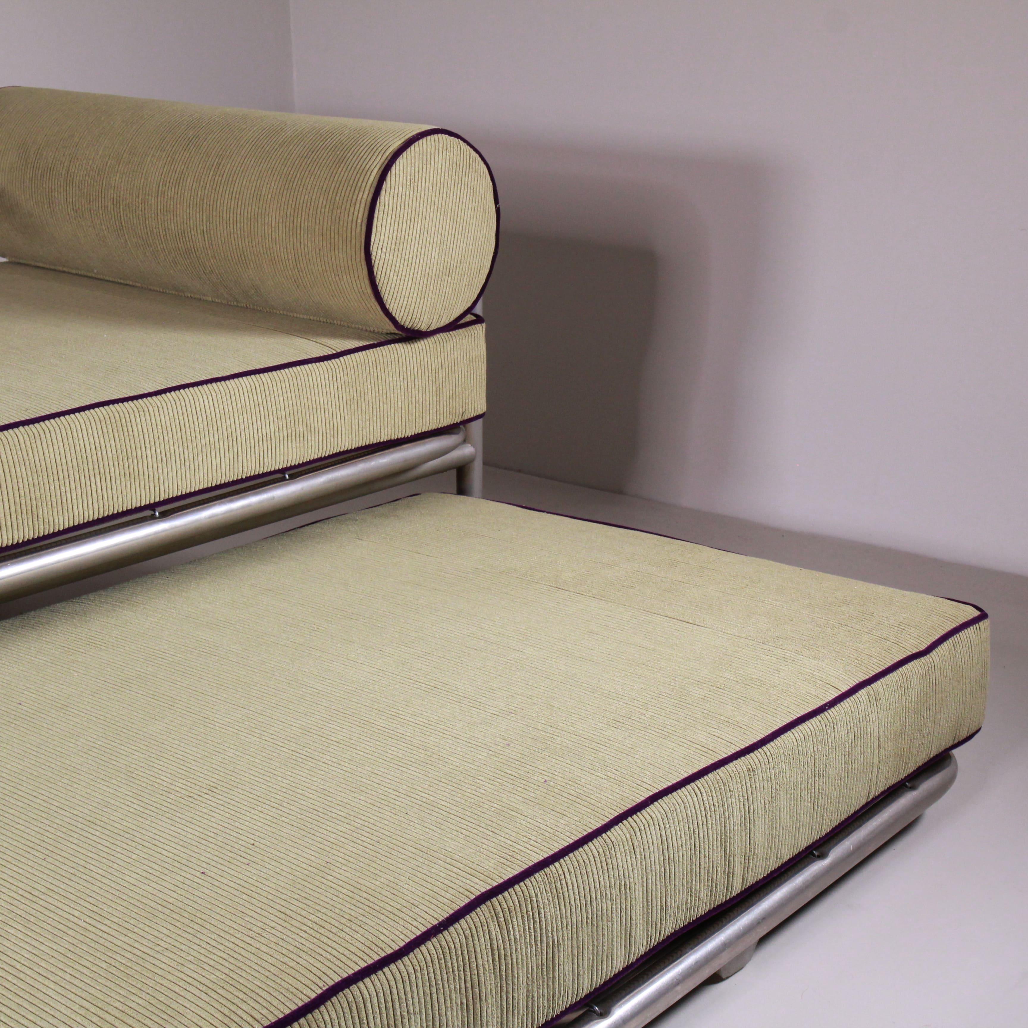 Realizzato con materiali di alta qualità e una meticolosa attenzione ai dettagli, questo daybed Locus Solus di Gae Aulenti  offre non solo comfort, ma anche stile e raffinatezza. La sua struttura unisce eleganza e funzionalità, creando un punto