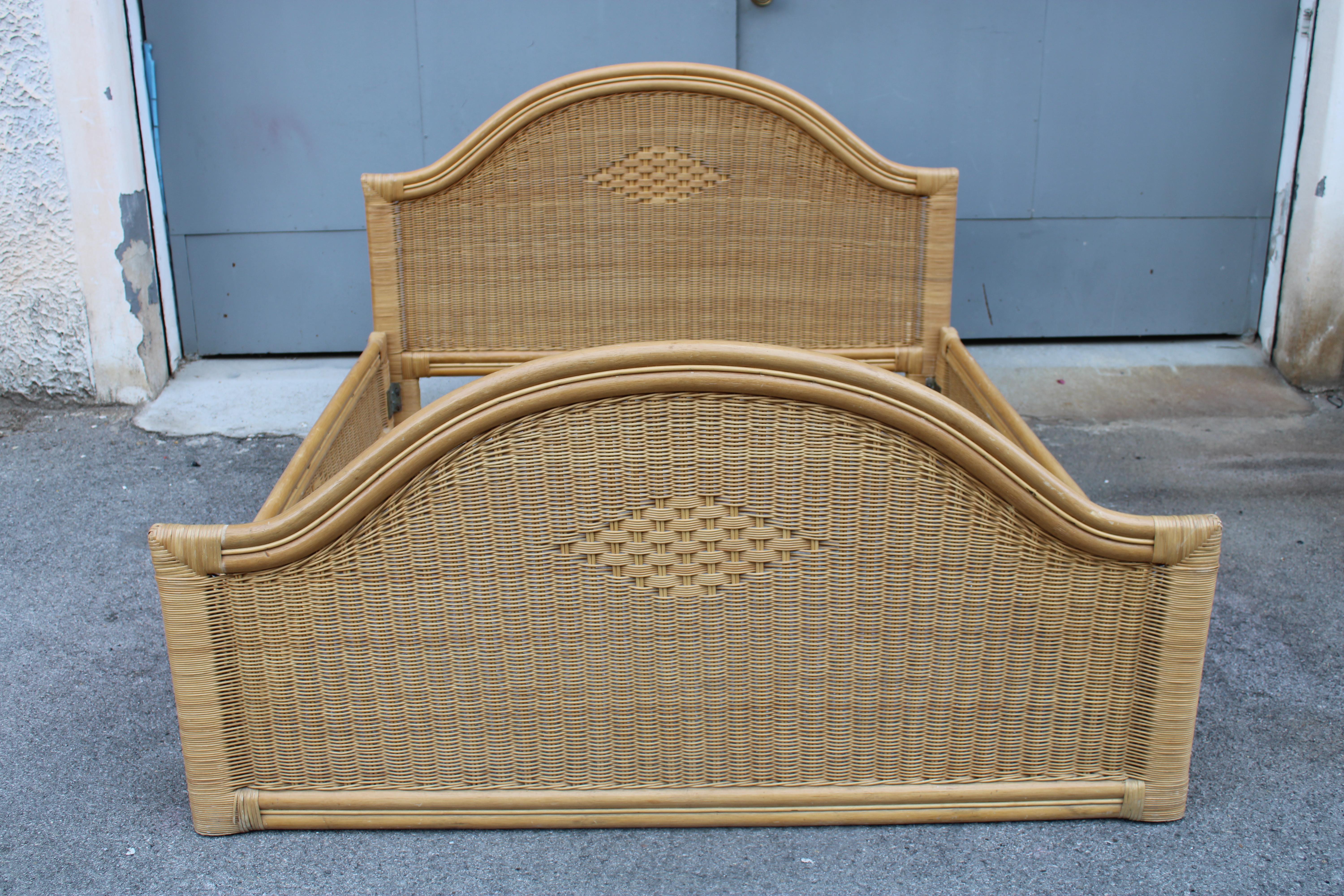 Lit particulier en bambou et osier des années 1970 par Tommaso Barbi, matelas cm.160x180