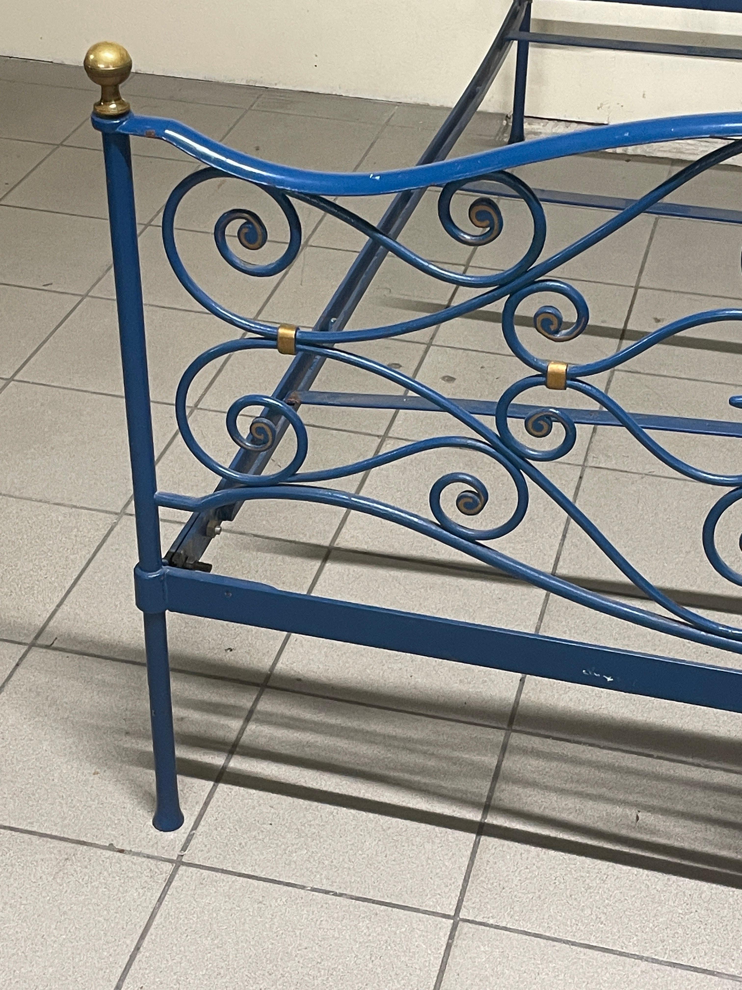 Lit simple en fer forgé de la fin du 19e siècle,.

Tête et pied de lit richement travaillés, laqués bleu avec détails dorés.

Très bon état général, y compris la laque, qui n'est ébréchée qu'à certains endroits, ce qui témoigne de son