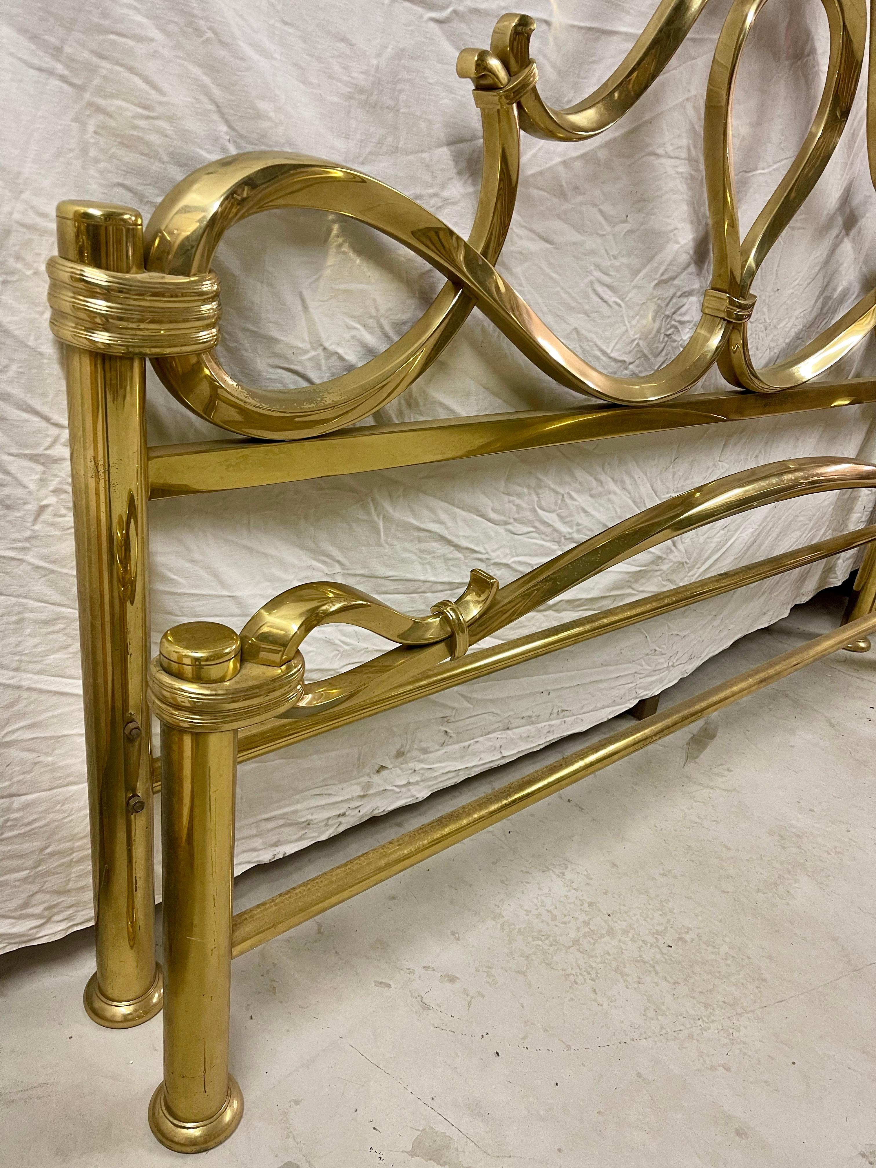 Italian gilt brass bed in 1960s Mid Century Hollywood Regency style In Good Condition For Sale In Cantù, IT