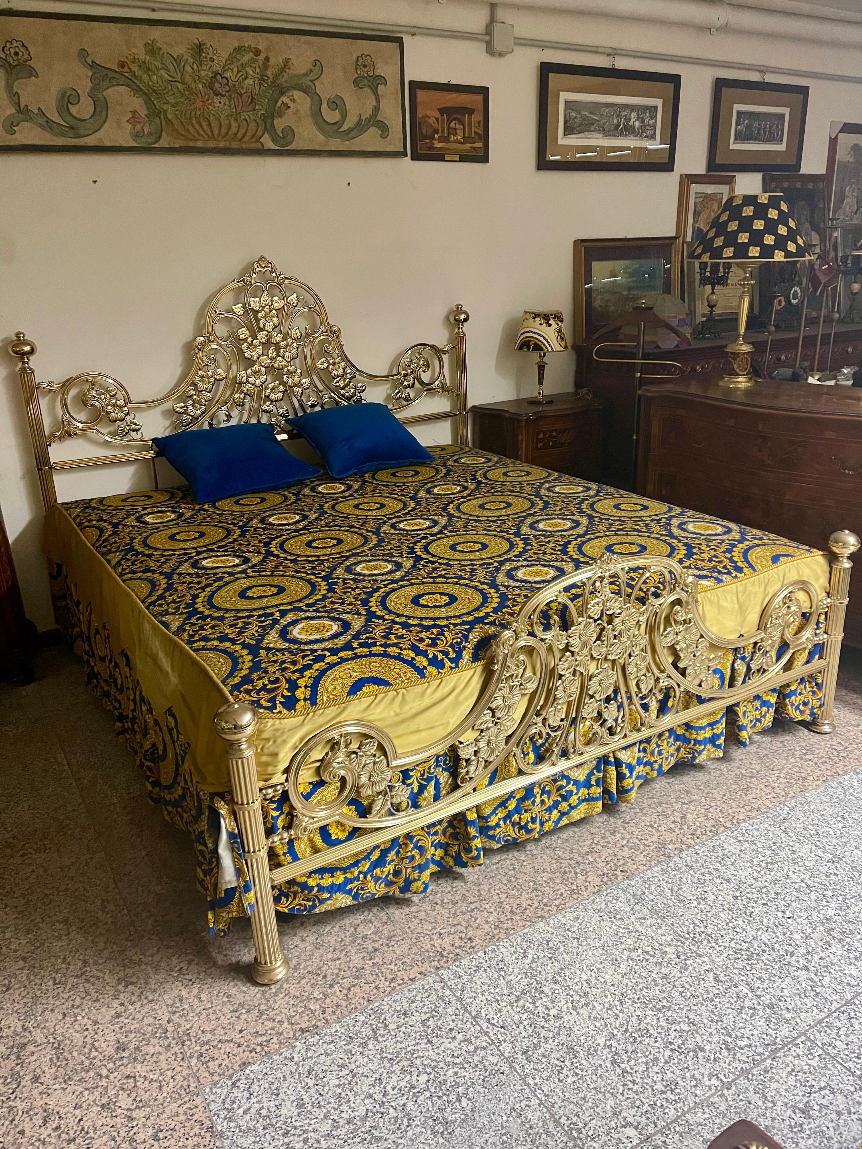 Italian gilt brass bed in 1950s Venetian style For Sale 8