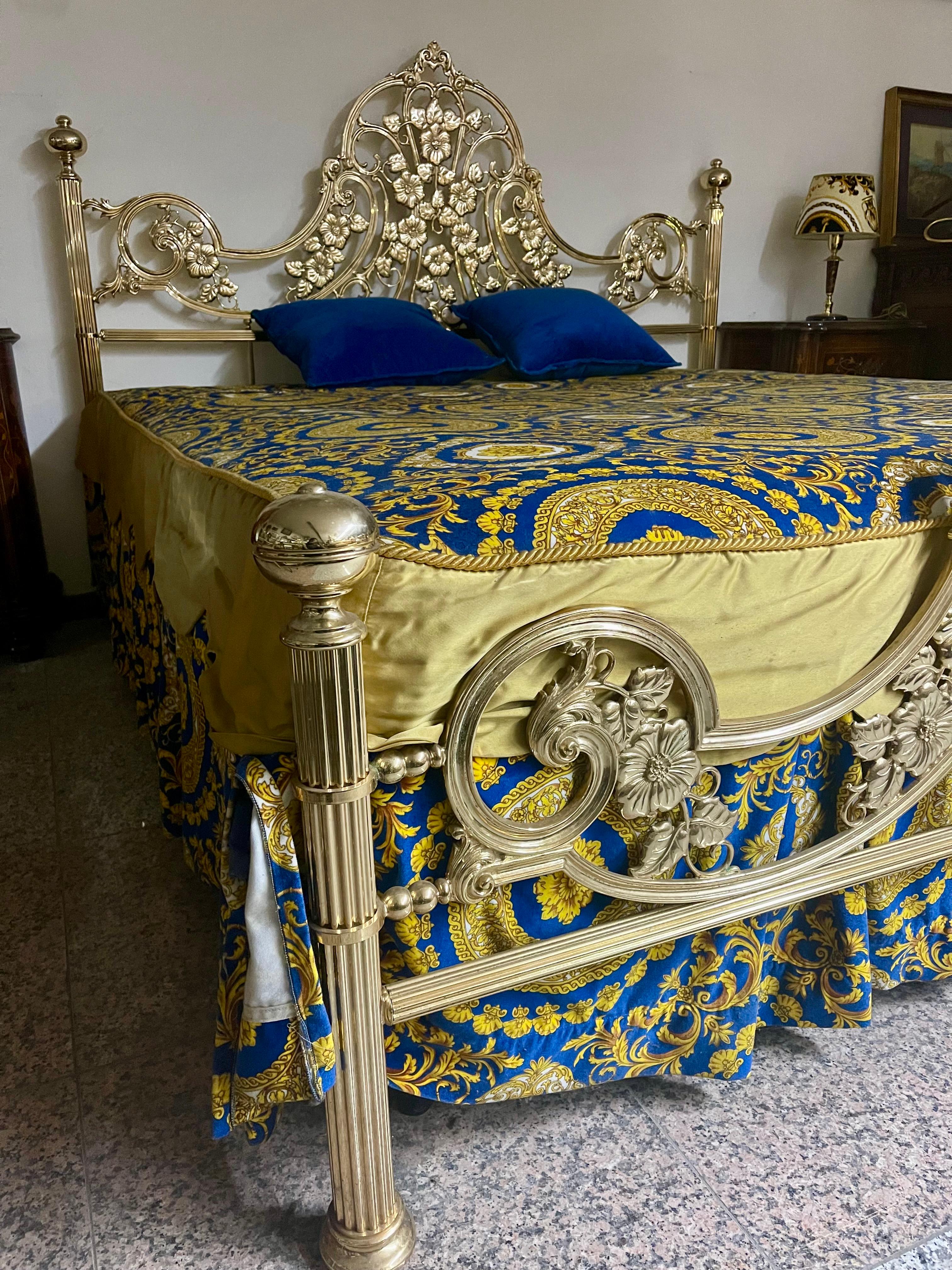 Brass Italian gilt brass bed in 1950s Venetian style For Sale
