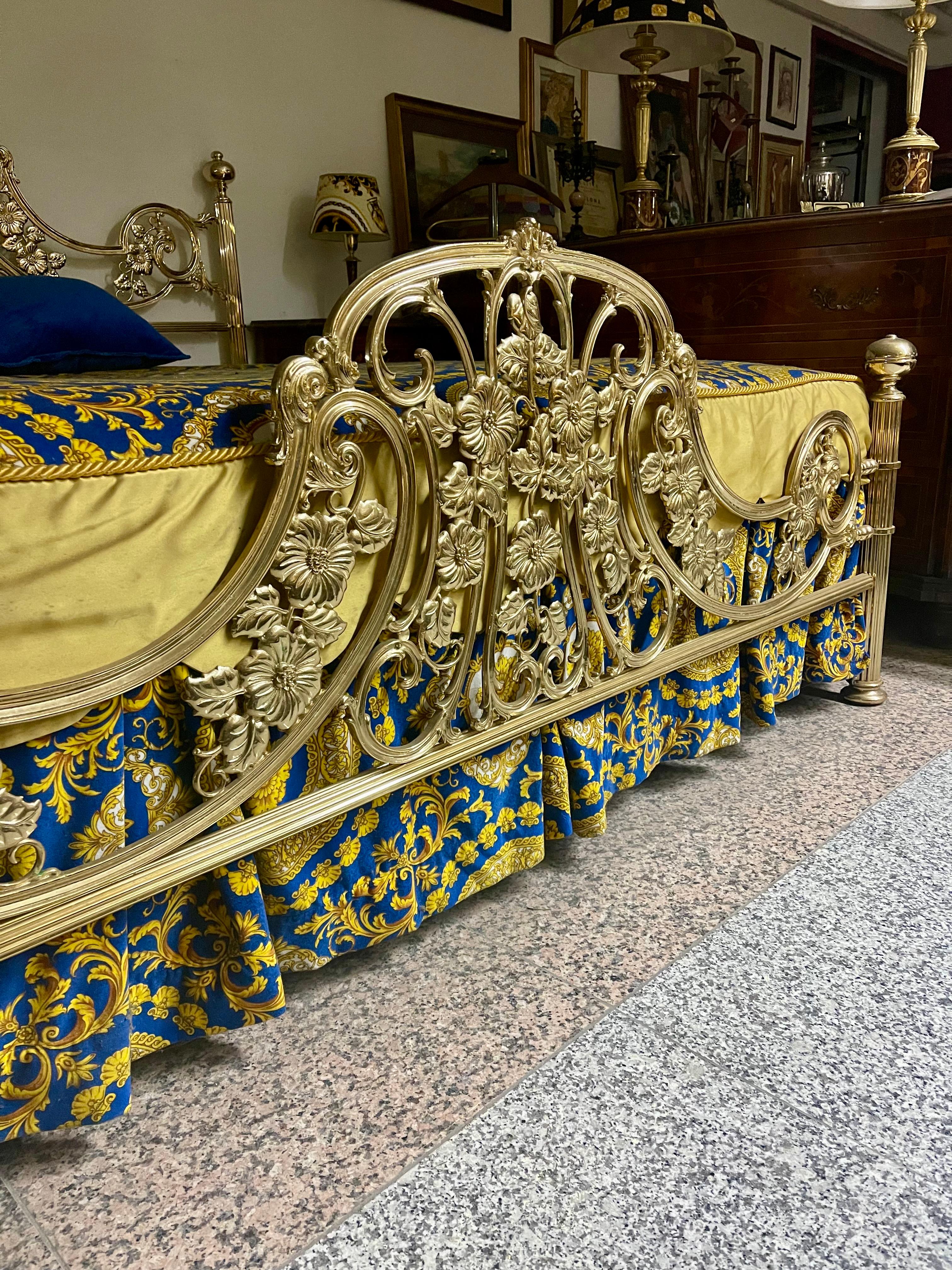 20th Century Italian gilt brass bed in 1950s Venetian style For Sale