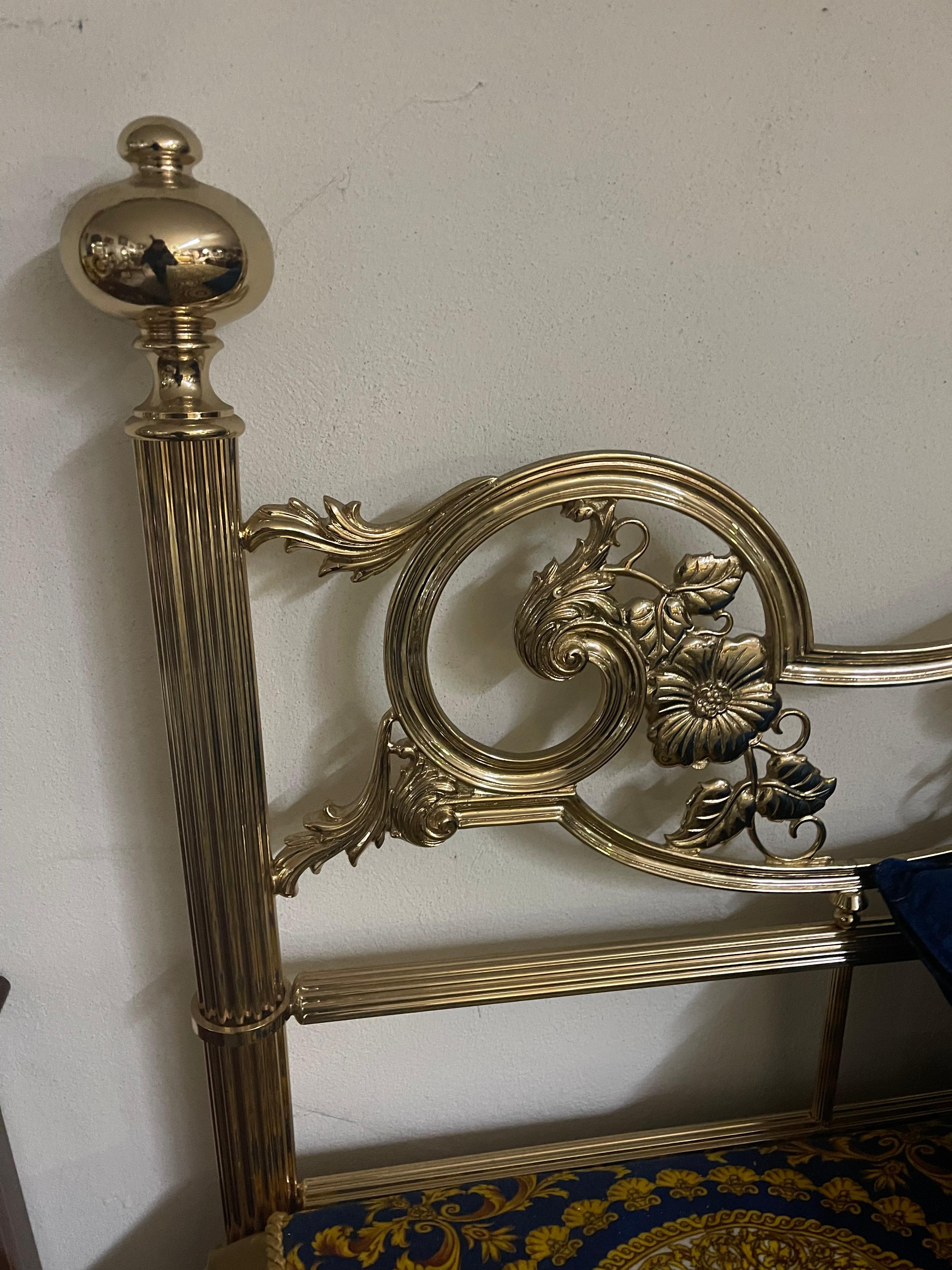 Italian gilt brass bed in 1950s Venetian style In Excellent Condition For Sale In Cantù, IT